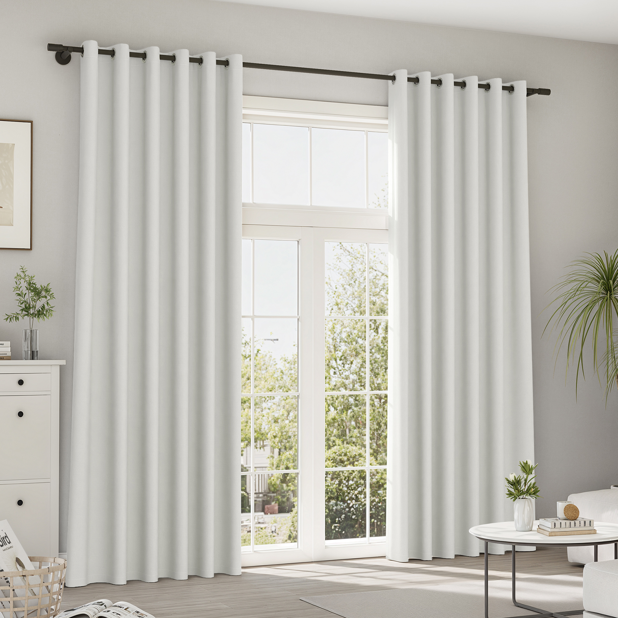 Vorhänge an einer Stange vor einer großen Fensterfront in einem Wohnraum