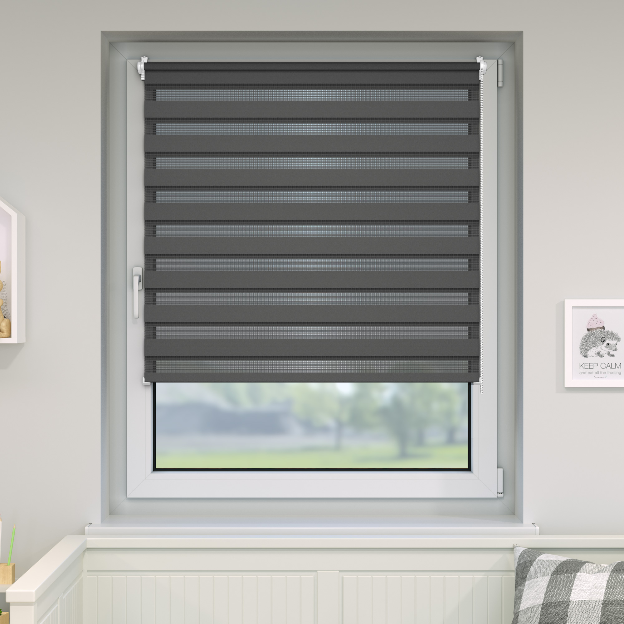 Doppelrollo an einem Fenster zur Lichtregulierung und Sichtschutz