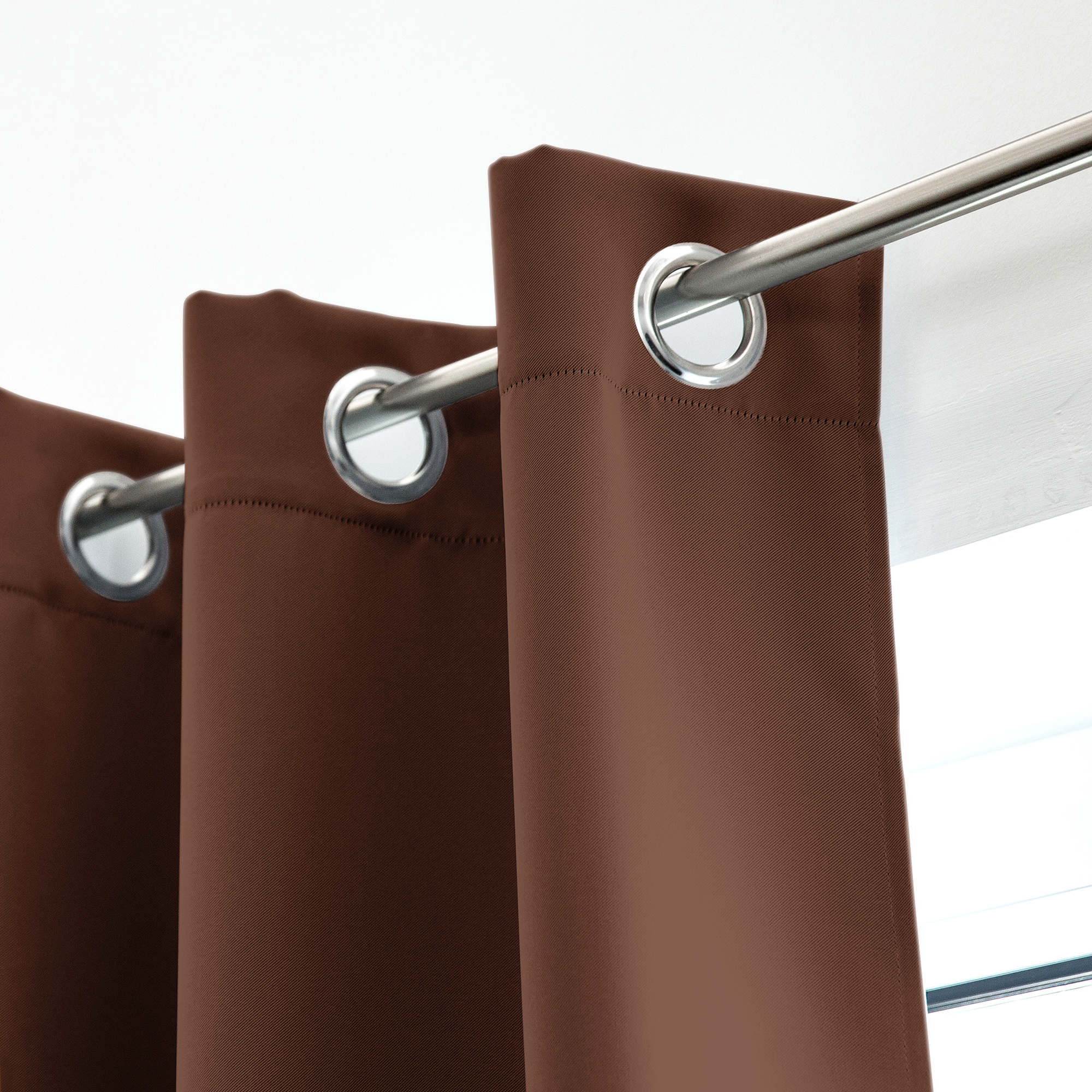 slider_image_b67c58228d414136802de37c02b46d3e Ösenvorhang an Stange befestigt, zeigt obere Kante mit Metallösen