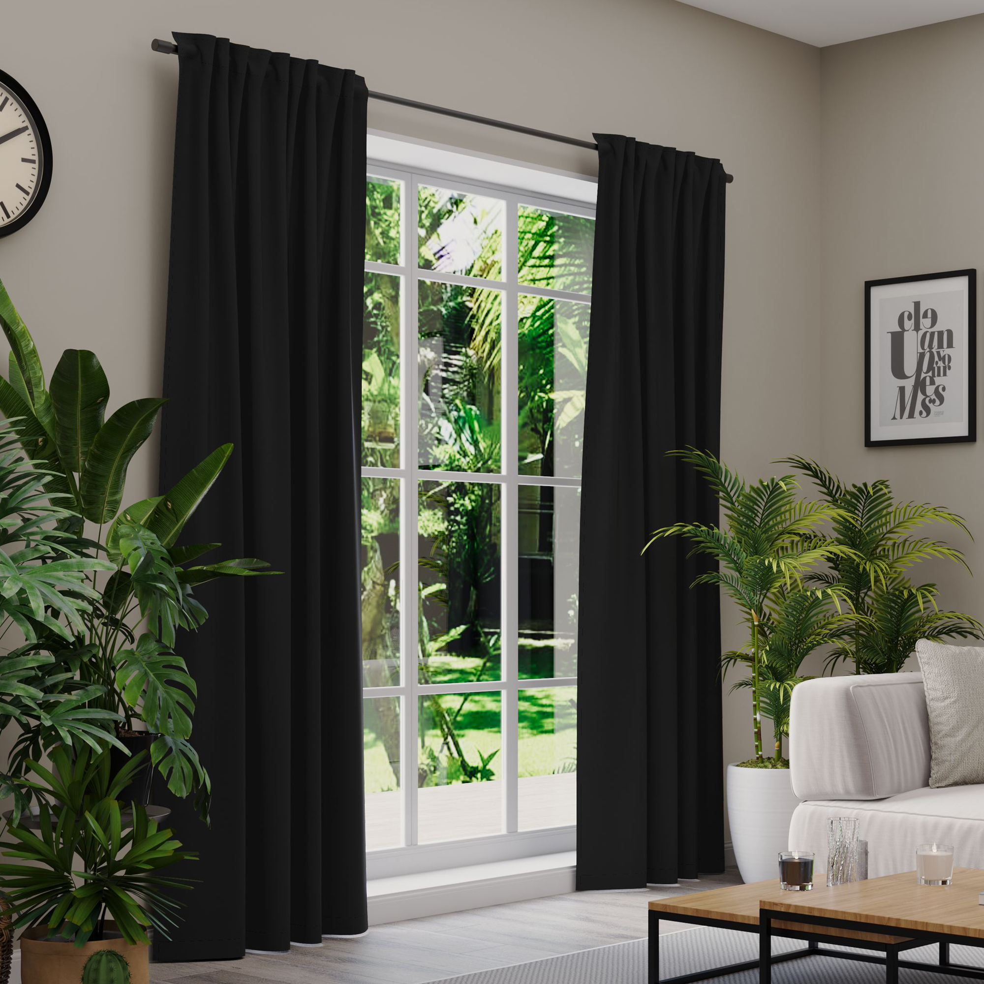 Gardinen an einem Fenster in einem Wohnzimmer mit Pflanzen und Möbeln