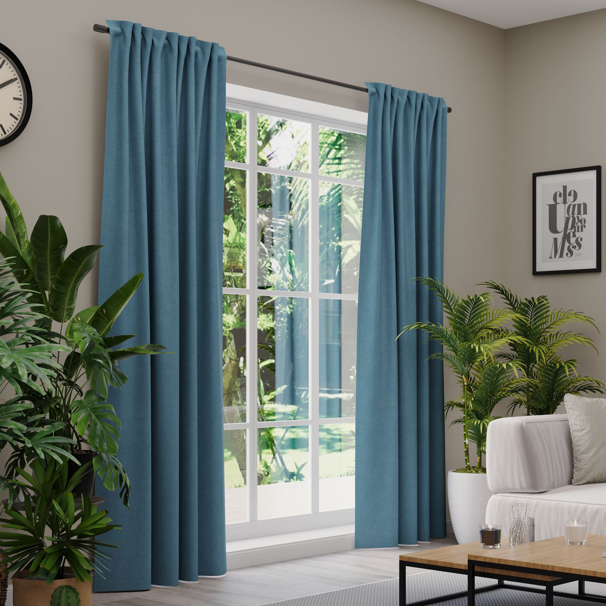 Gardinen an einem Fenster in einem Wohnzimmer mit Pflanzen und Möbeln