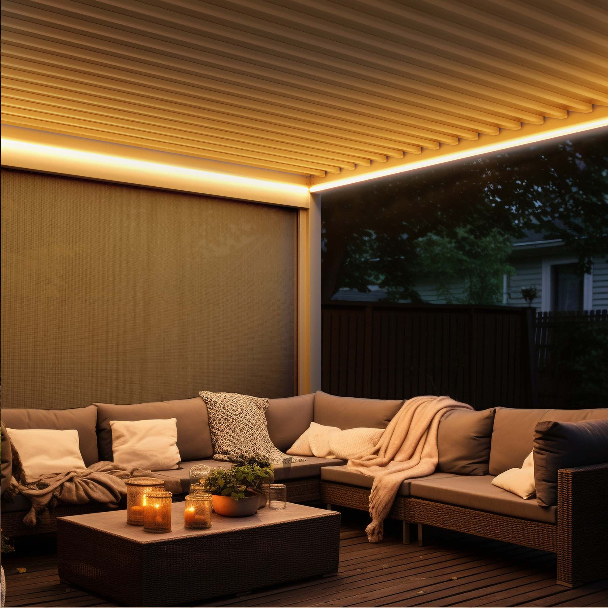 slider_image_019209b4081471209d346675898cf89c Sitzbereich unter Pergola mit Lamellendach und Sofas, dekoriert mit Kissen und Decken