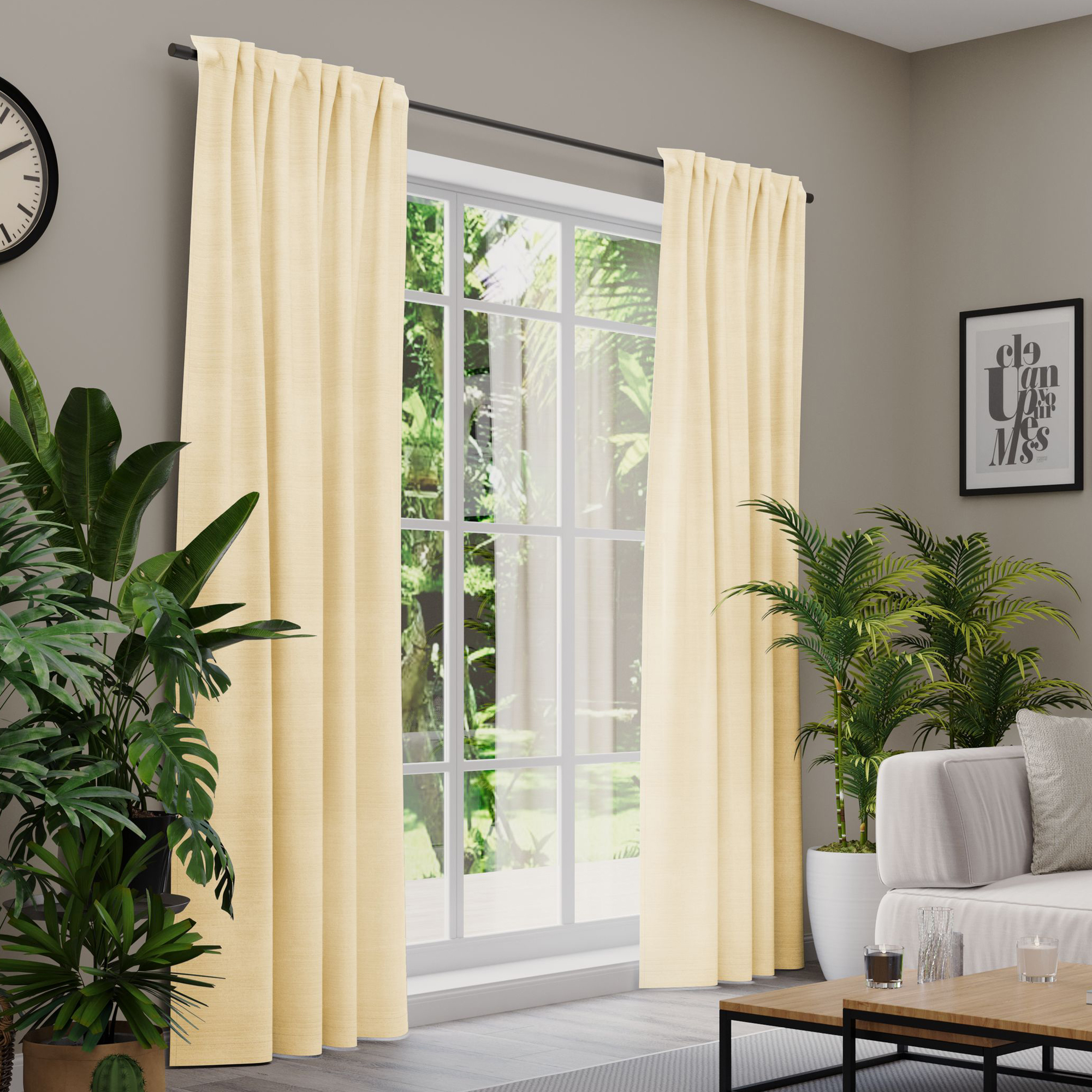 Gardinen an einem Fenster in einem Wohnzimmer mit Pflanzen und Möbeln