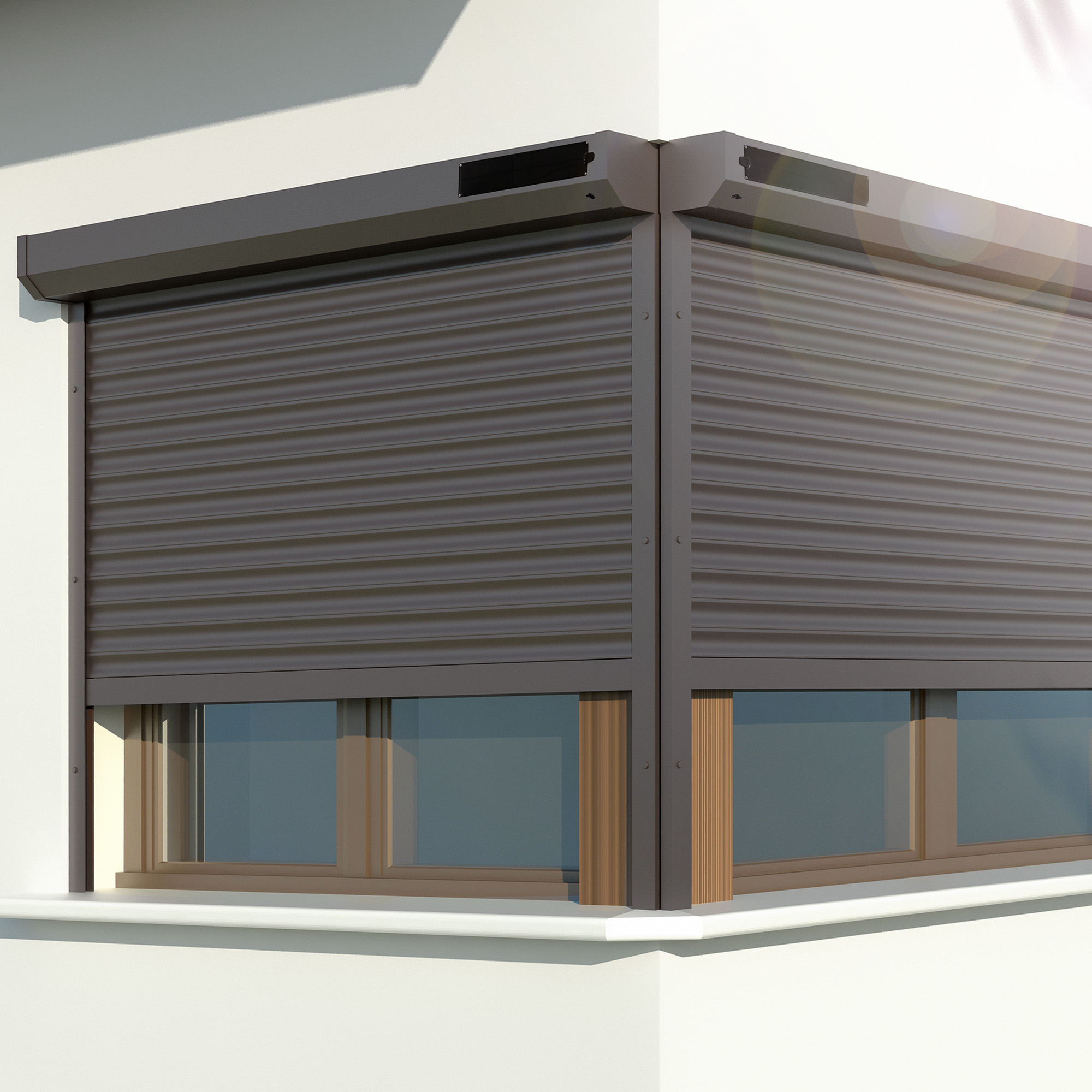 Vorbaurollladen Solar an Gebäudeecke montiert, zeigt geschlossene Lamellen und Solarpanel oben