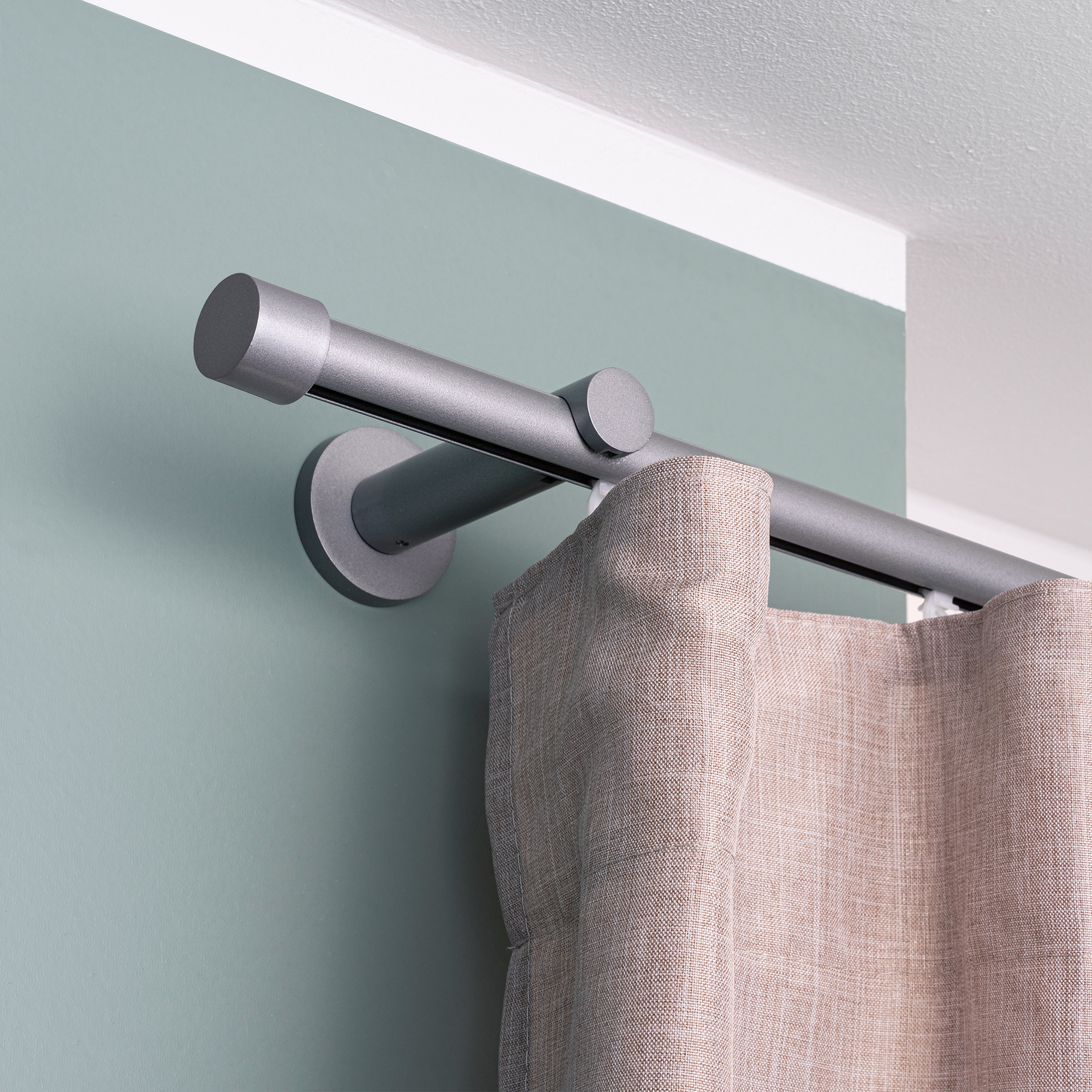 Gardinenstange Set mit Innenlauf an der Wand montiert, Vorhang daran aufgehängt