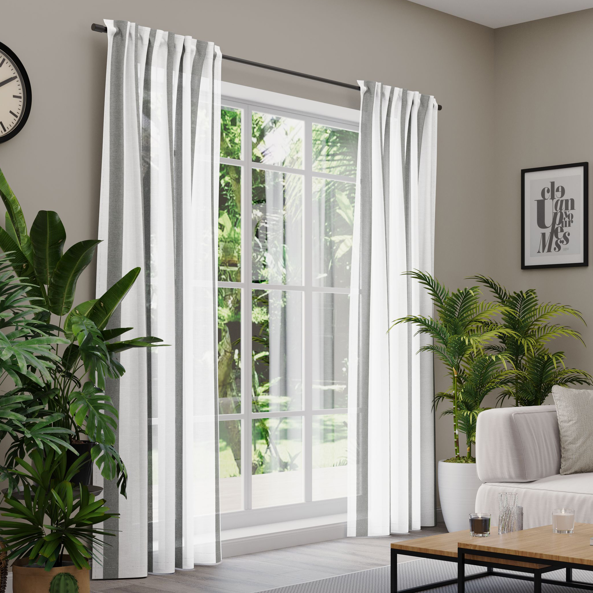 Gardinen an einem Fenster in einem Wohnzimmer mit Pflanzen und Möbeln