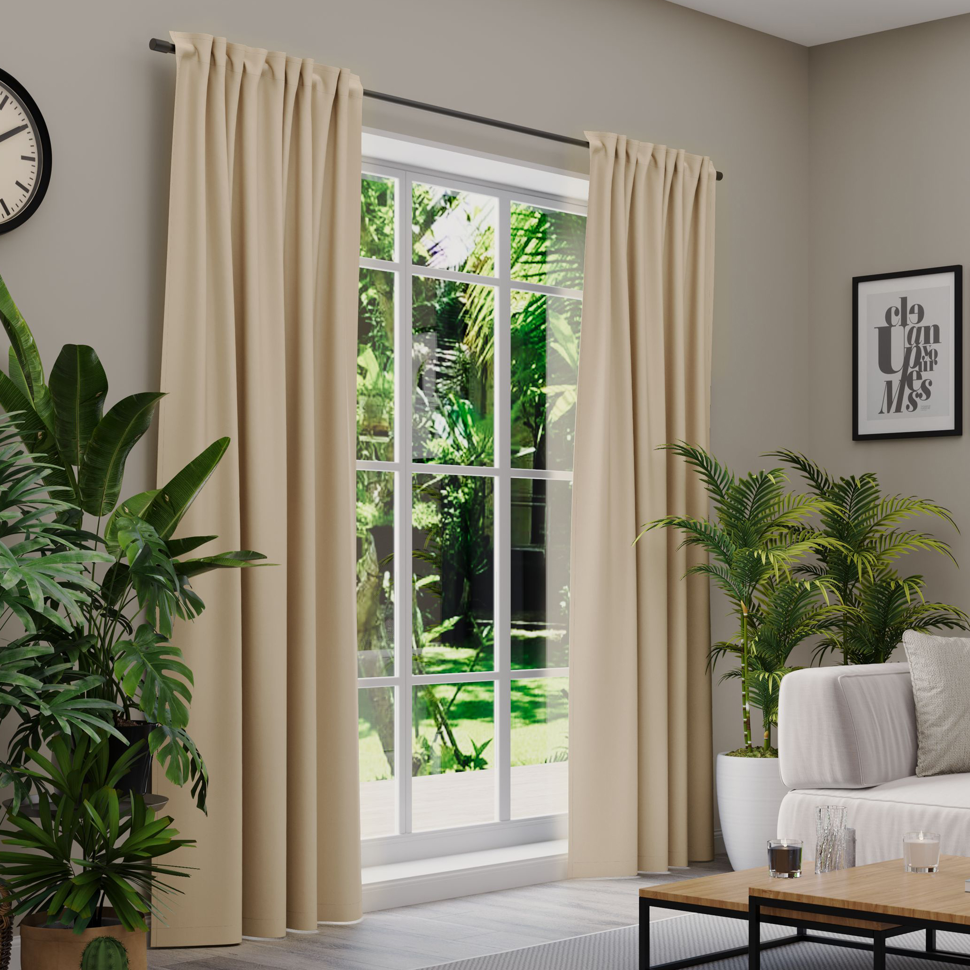 Gardinen an einem Fenster in einem Wohnzimmer mit Pflanzen und Möbeln