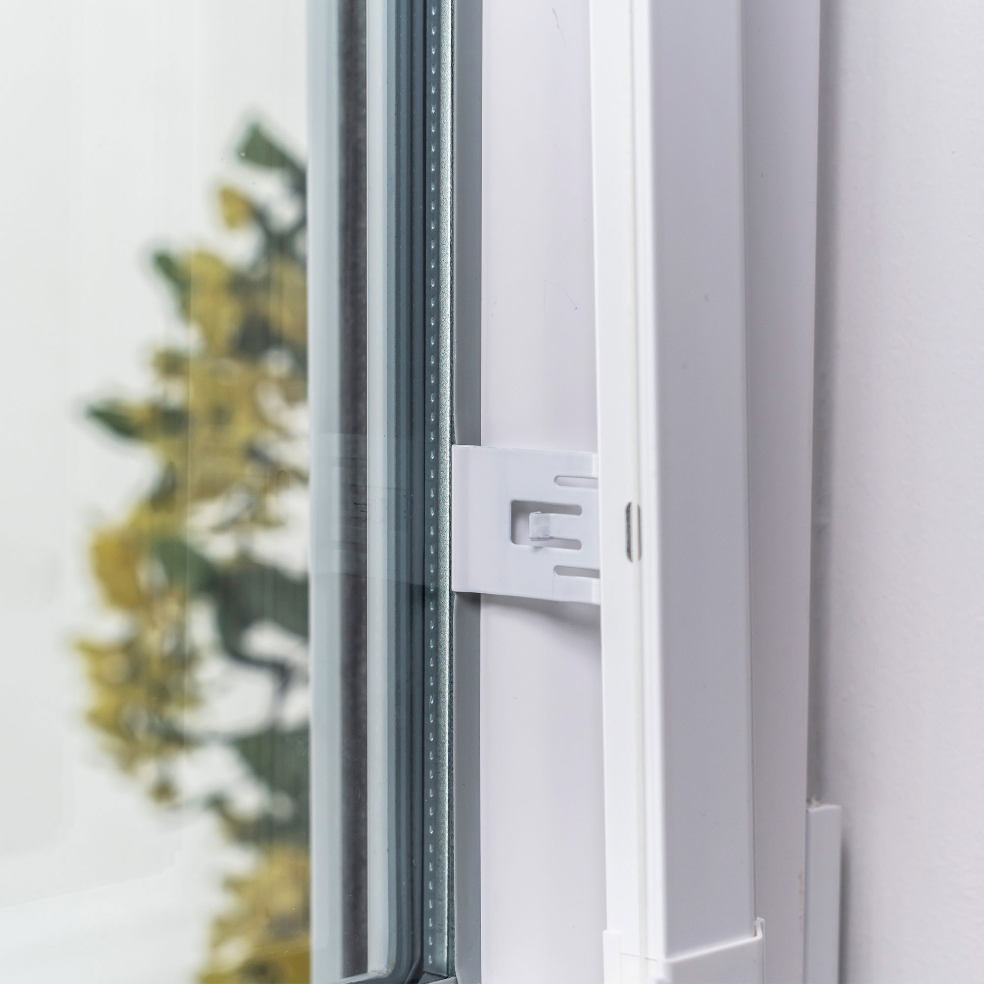 Klemmhalter für Perfect Fit Rahmen an einem Fenster montiert