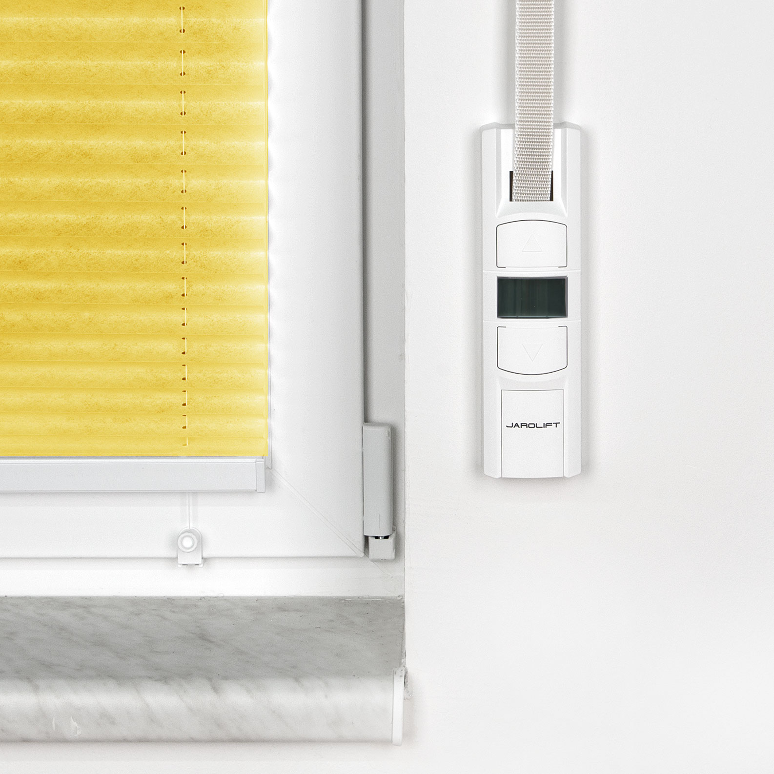 Elektrischer Gurtwickler JAROMAT Pro neben Fenster mit Plissee-Rollo