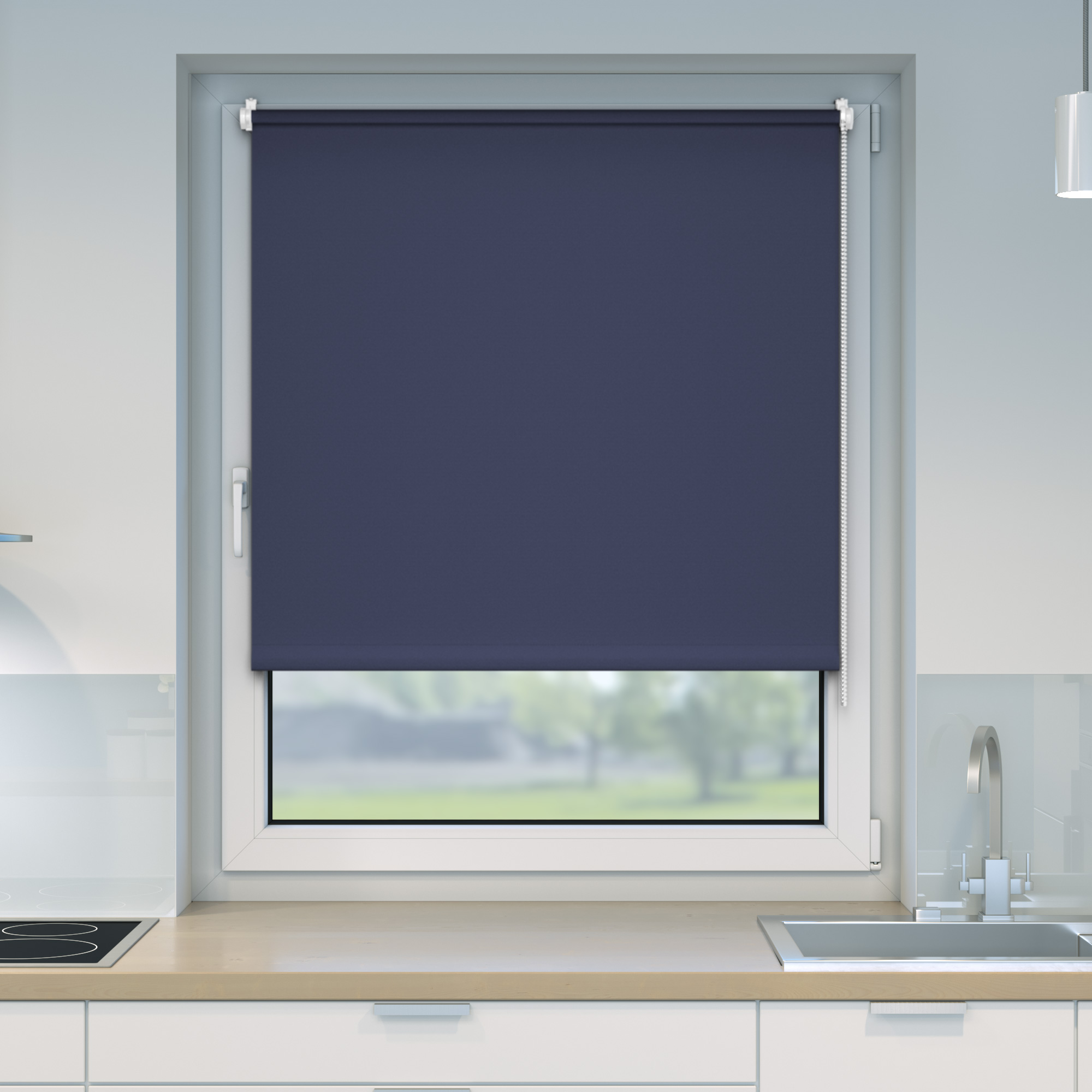 Verdunkelungsrollo an einem Fenster in einer Küche, mit Kette zum Hoch- und Runterziehen