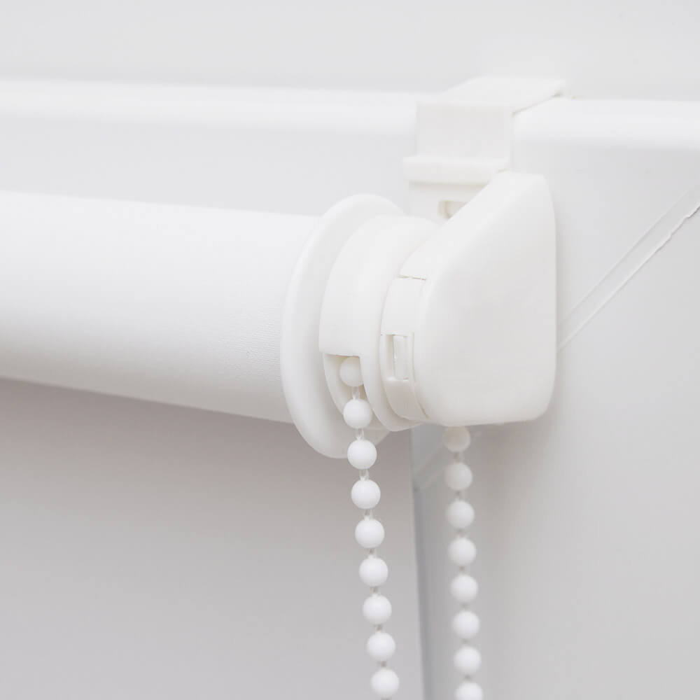 slider_image_01922d38f9e6777c968aa31ad7a67436 Verdunkelungsrollo mit Kettenzugmechanismus zur Lichtregulierung an einem Fensterrahmen