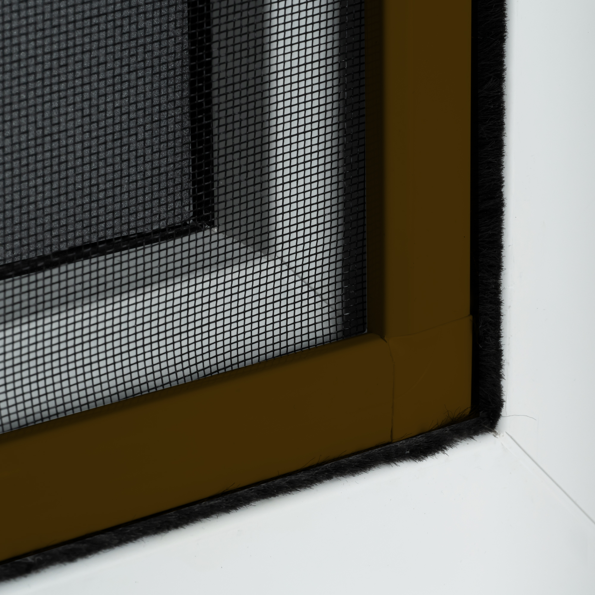 slider_image_0192288bcc64765aa8b0df7a326f46e2 Nahaufnahme eines Rahmens mit integriertem Gitter und Dichtungselementen