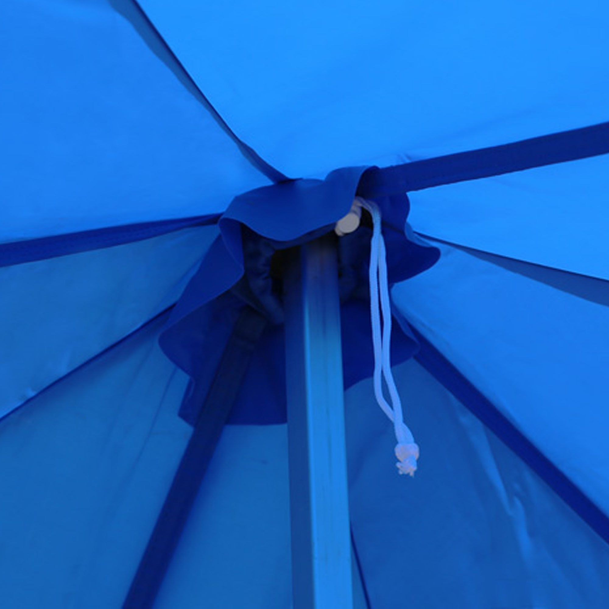 slider_image_01910d9f5a5e74488e068614e2e78b12 Innenansicht eines Faltpavillon-Dachs mit zentralem Stützpfosten und Befestigungselementen