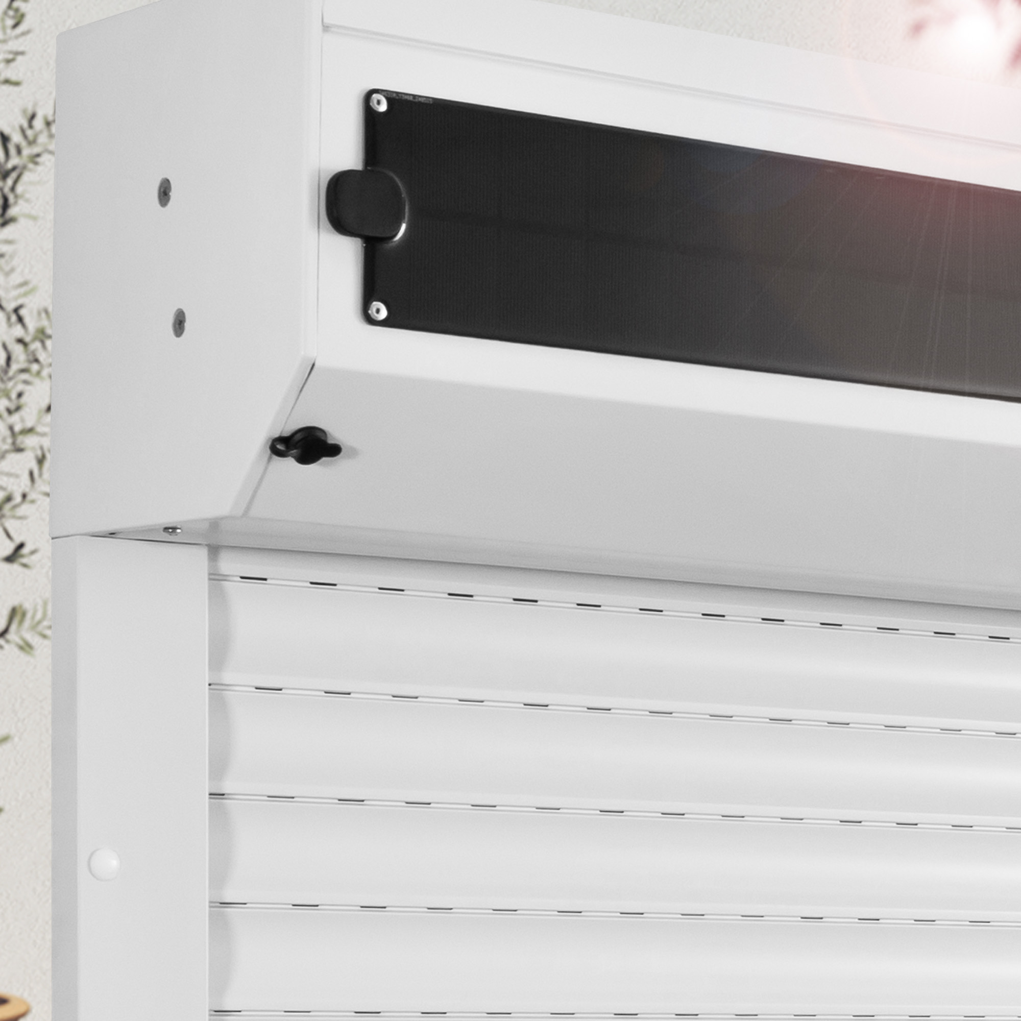 Solarbetriebener Vorbaurollladen mit Lamellen und Solarpanel, maßgefertigt für Fensteranbau