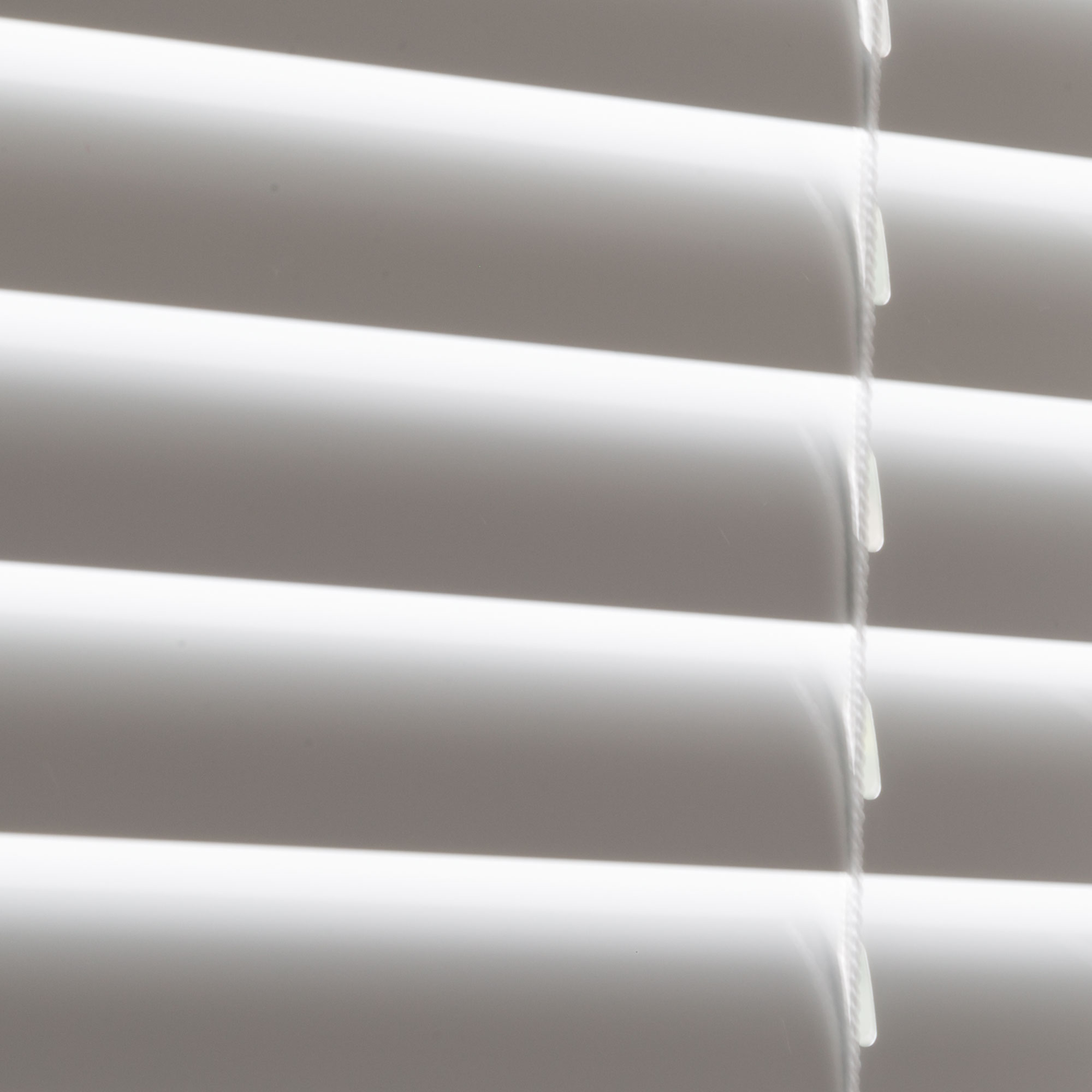 slider_image_14a9fffd187b4b30ae344b2c3821c18c Aluminium Jalousie mit horizontalen Lamellen und Zugmechanismus