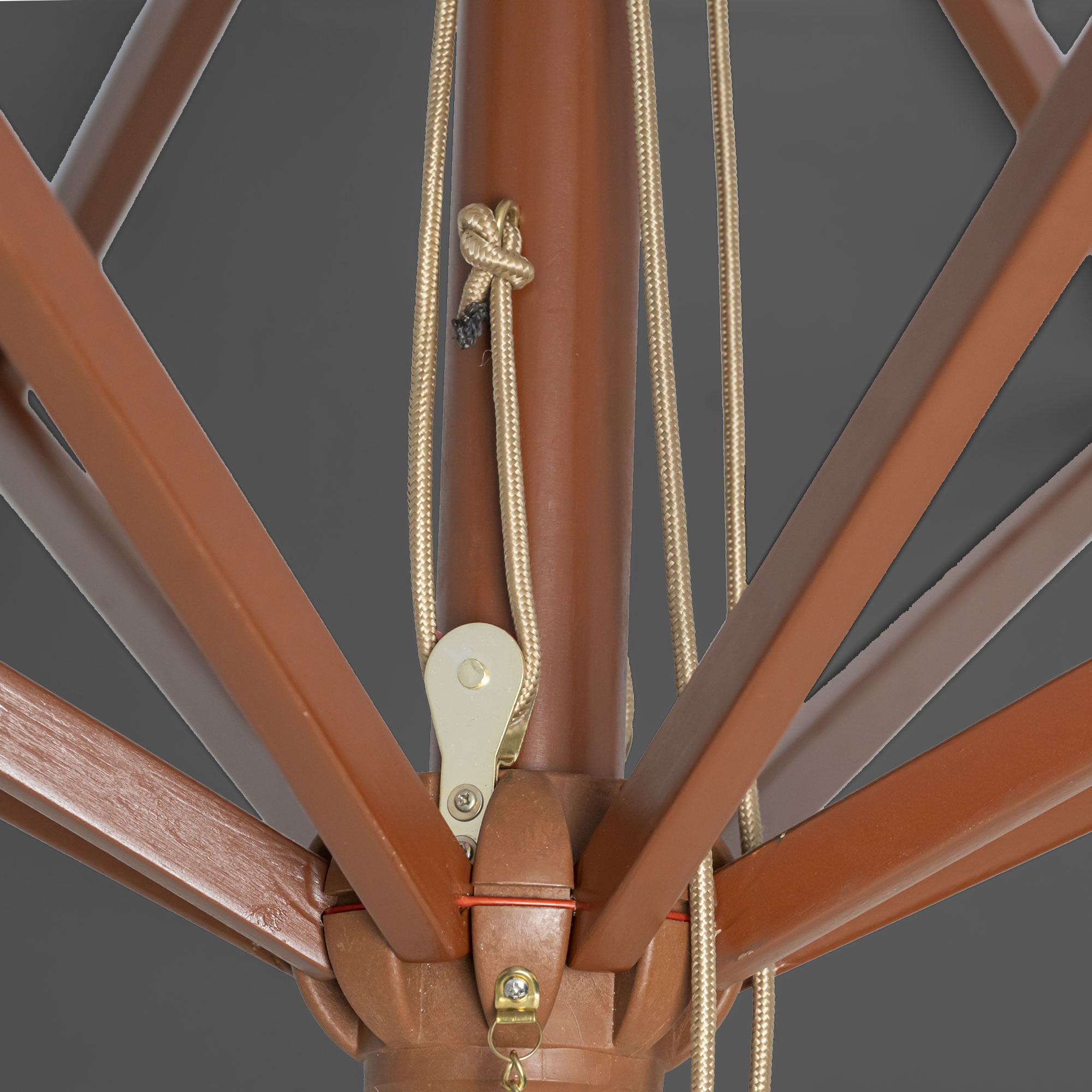 slider_image_144fa615ecc14ede985d2395ffdee05d Nahaufnahme eines knickbaren Holz-Sonnenschirms mit Seilzugmechanismus