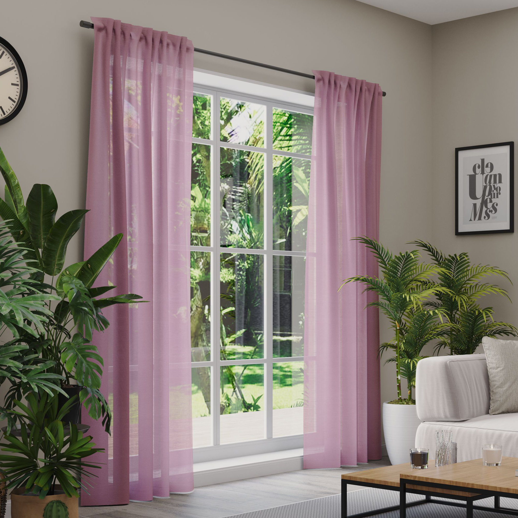 Gardinen an einem Fenster in einem Wohnzimmer mit Pflanzen und Möbeln