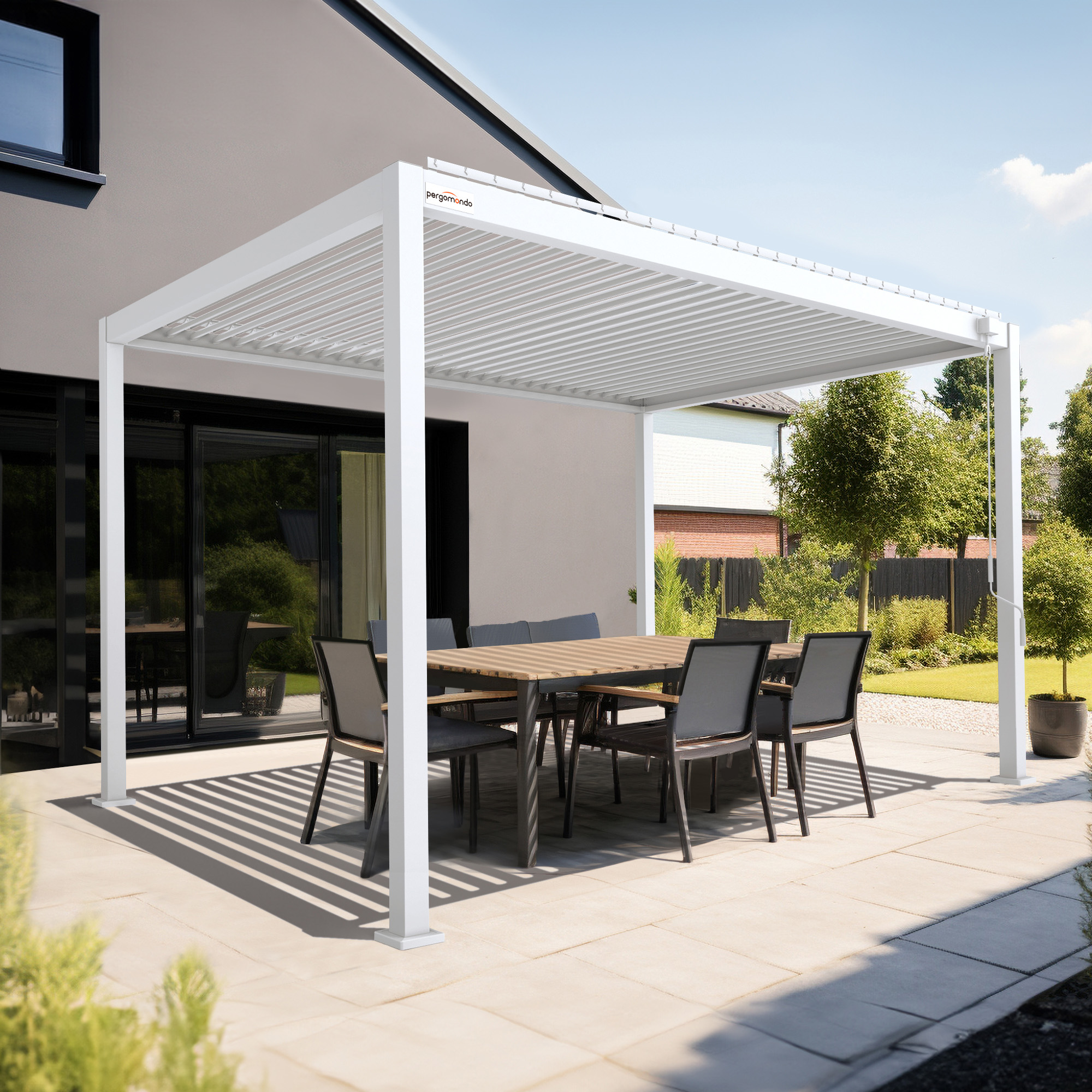 Pergola mit Lamellendach über einem Esstisch im Freien