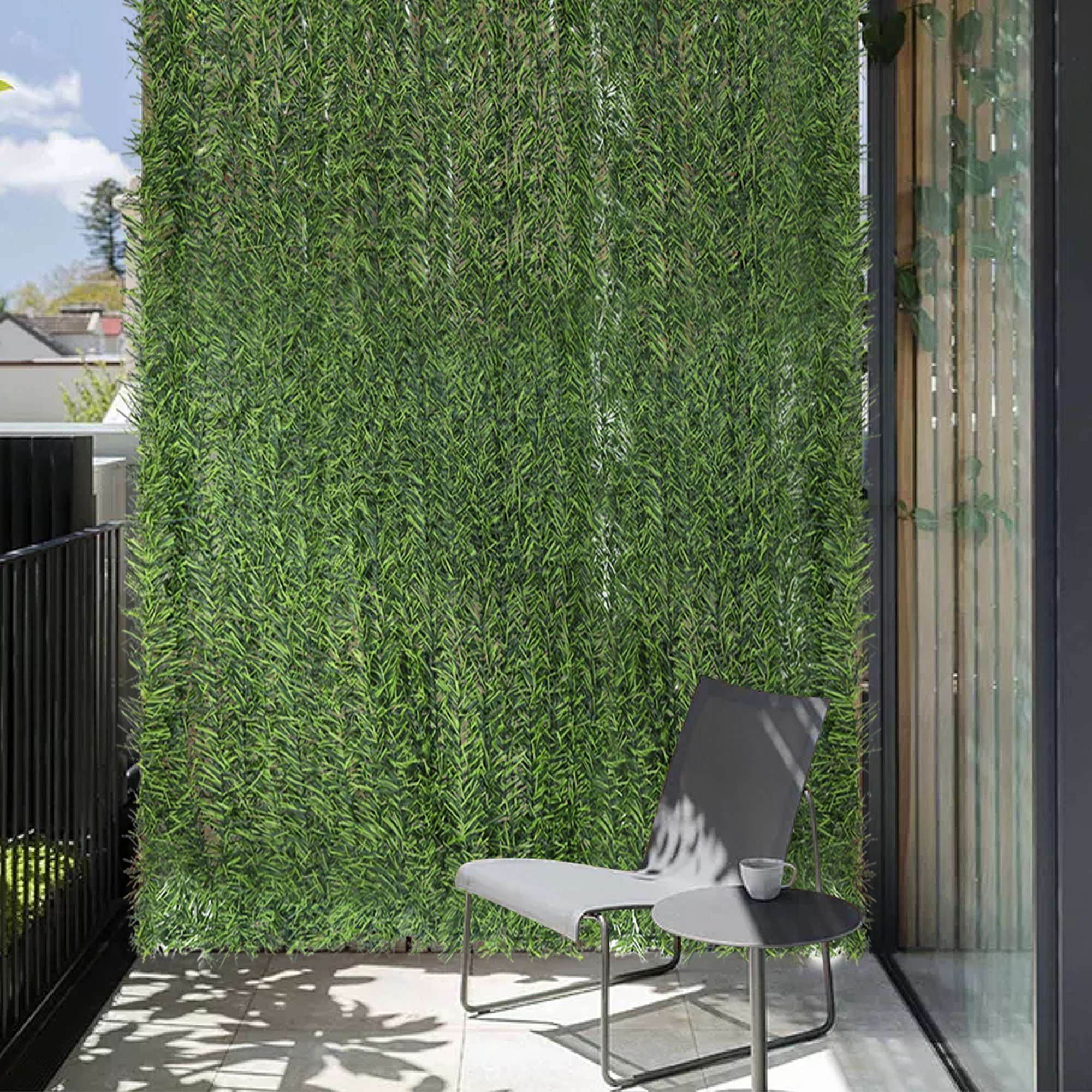 Künstliche Hecke als Sichtschutz auf Balkon mit Stuhl und Tisch