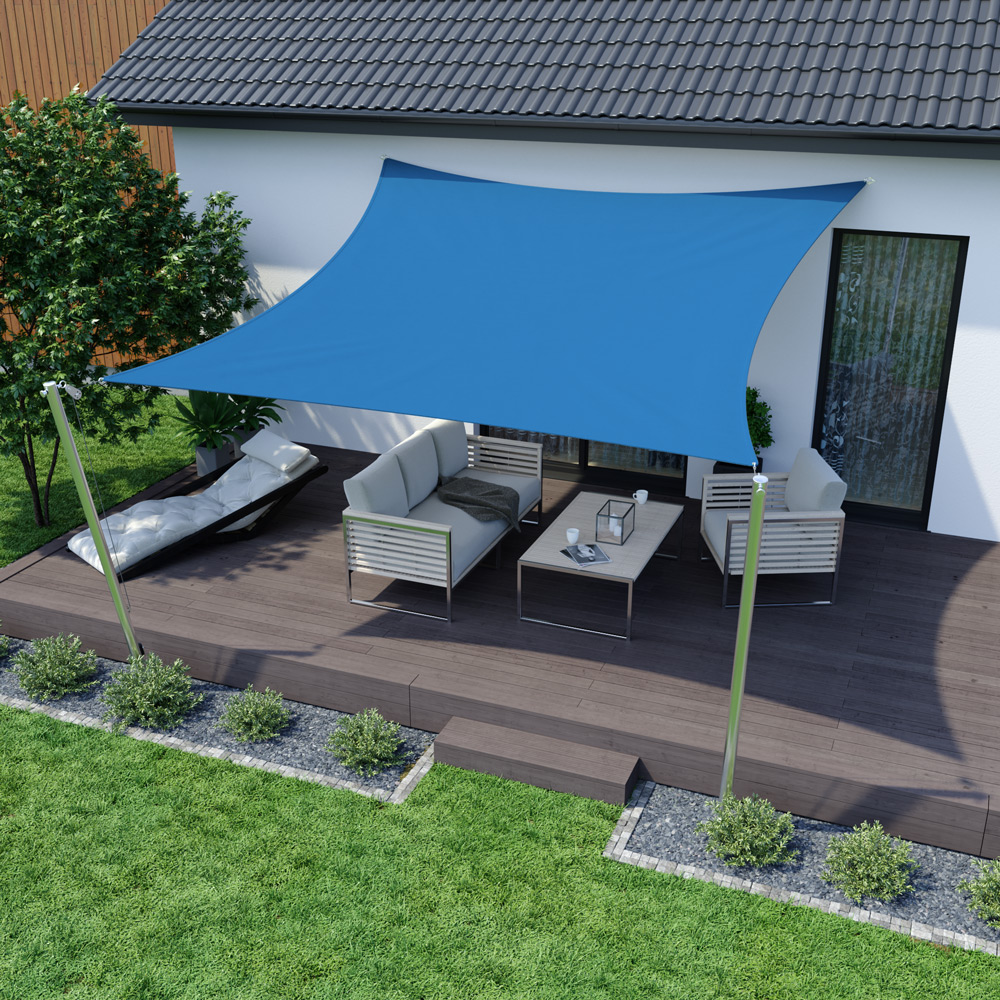 Dreieckiges Sonnensegel über Terrasse mit Sitzgruppe und Tisch