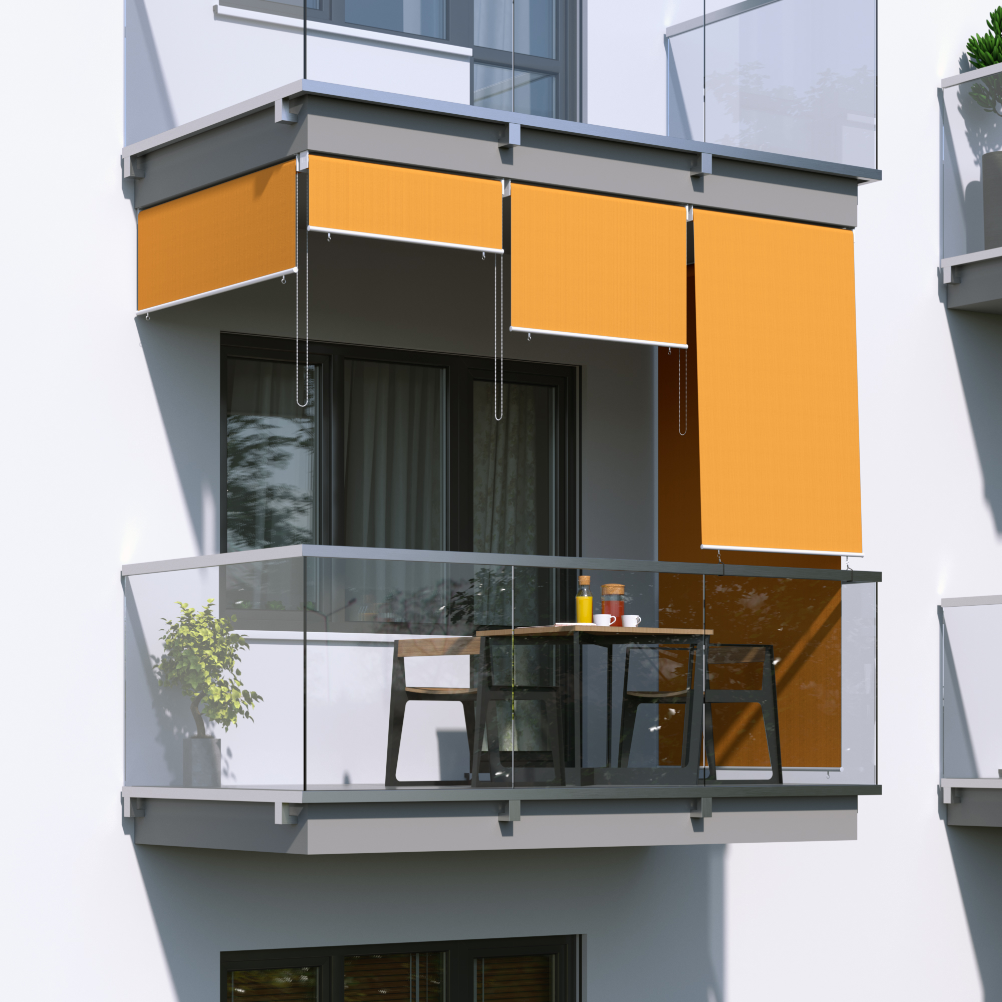 Balkon mit freihängender Senkrechtmarkise und Tisch mit Stühlen
