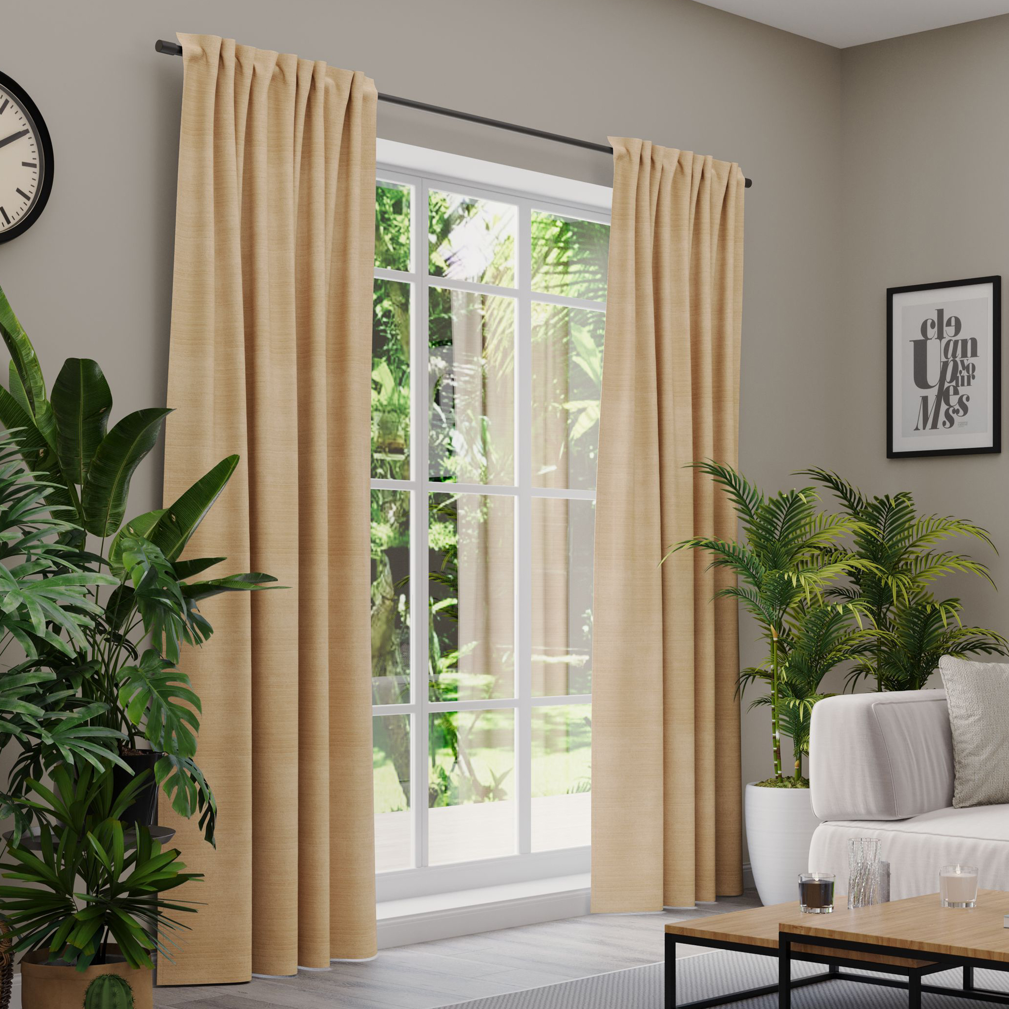 Gardinen an einem Fenster in einem Wohnzimmer mit Pflanzen und Möbeln