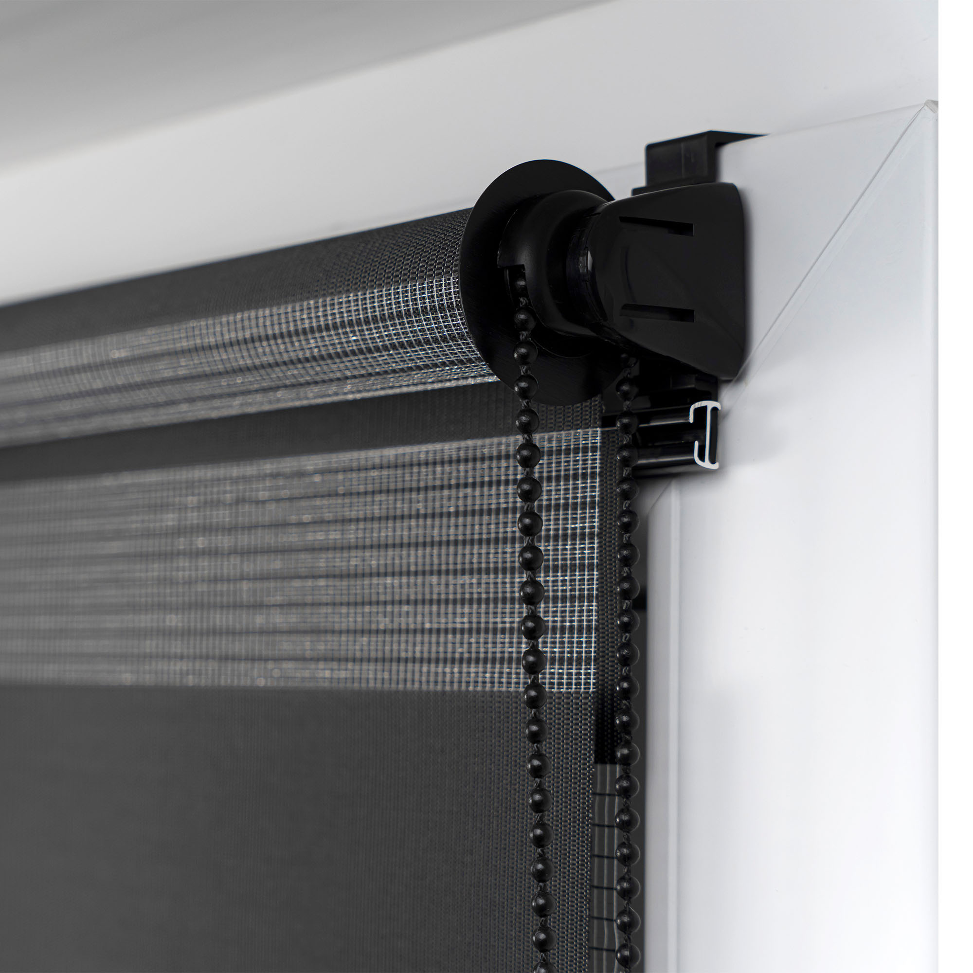 slider_image_20b778f50b6e454c90576f2575820869 Klemmfix Doppelrollo mit Kettenzug zur Lichtregulierung an einem Fensterrahmen montiert