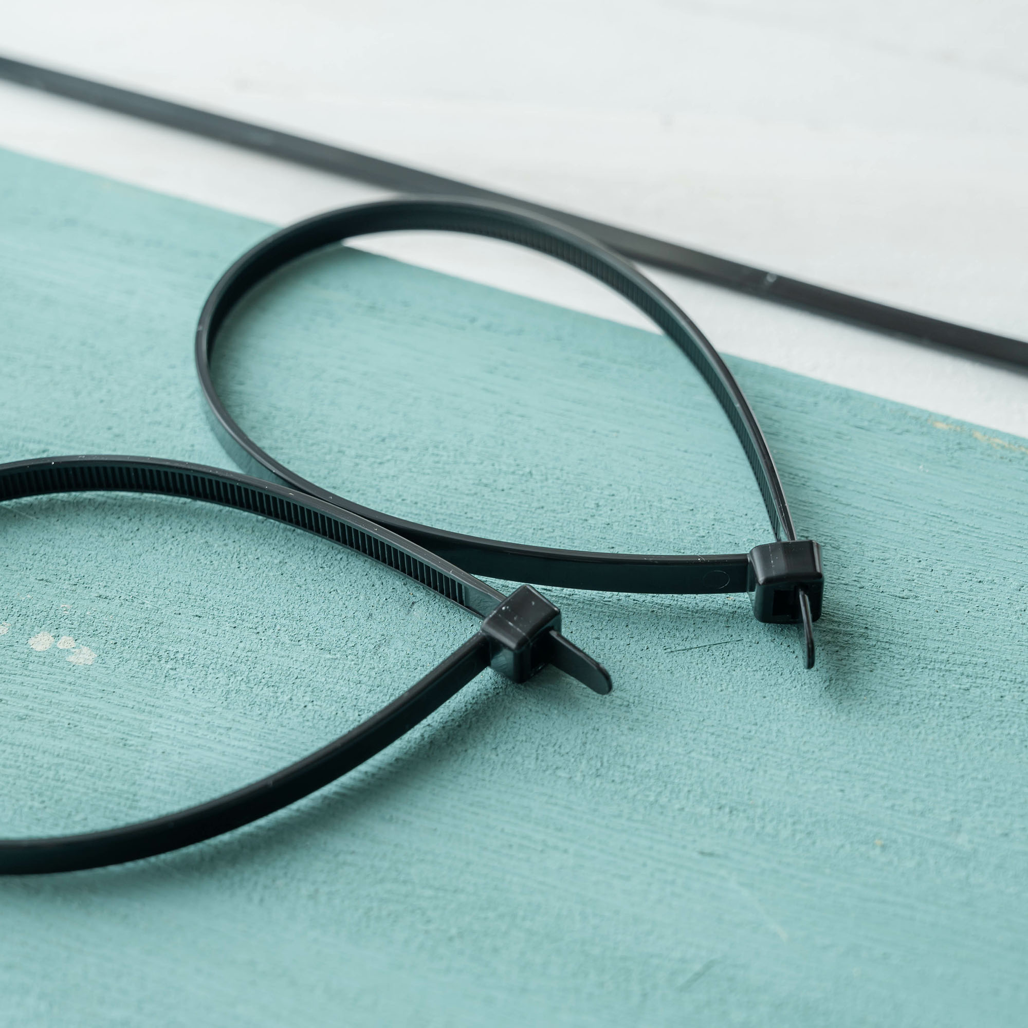 slider_image_f80026d2e4bf485ebd7660029ba7043c Kabelbinder auf einer Oberfläche, geeignet zum Bündeln und Fixieren von Gegenständen