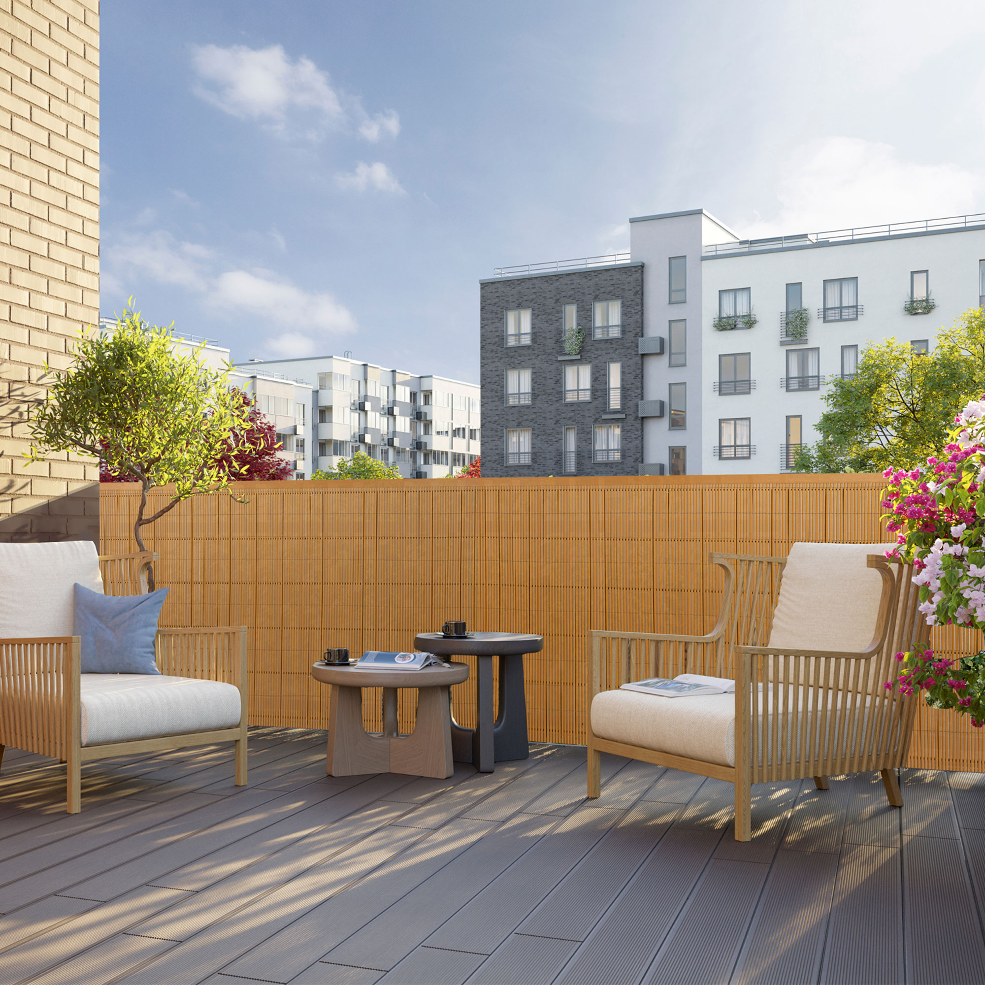 Terrasse mit Sichtschutzmatte, zwei Stühlen, Tisch und Pflanzen im Hintergrund