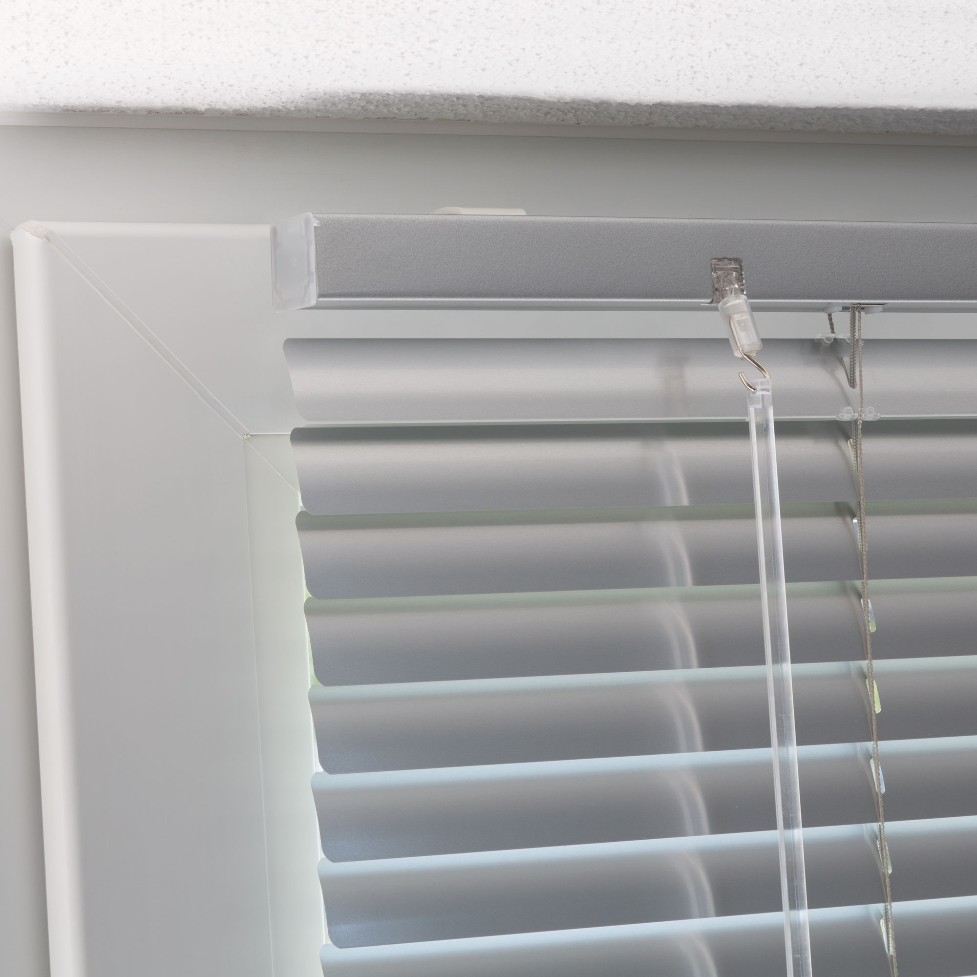 slider_image_7a96affcb5fc4122b25371df6d03d8f6 Aluminiumjalousie an einem Fenster mit verstellbaren Lamellen und Zugmechanismus