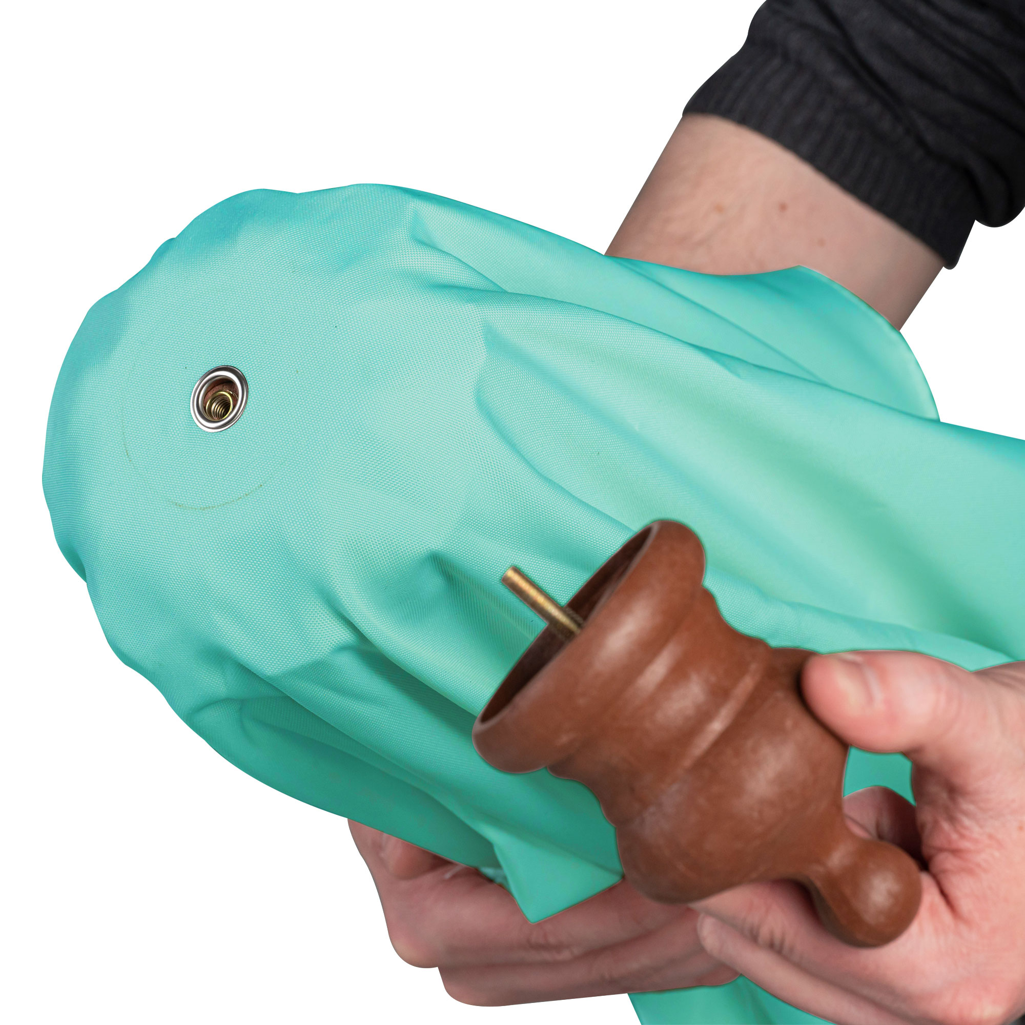 slider_image_6cc0132a7d0b4afb9a0dc954087252af Person hält Sonnenschirmbespannung und Holzteil für knickbaren Sonnenschirm