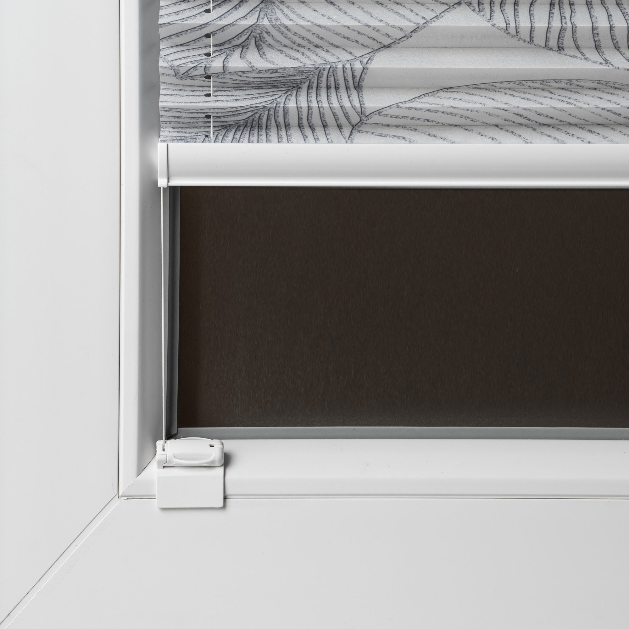Klebeplatte für Plissees an Fensterrahmen befestigt