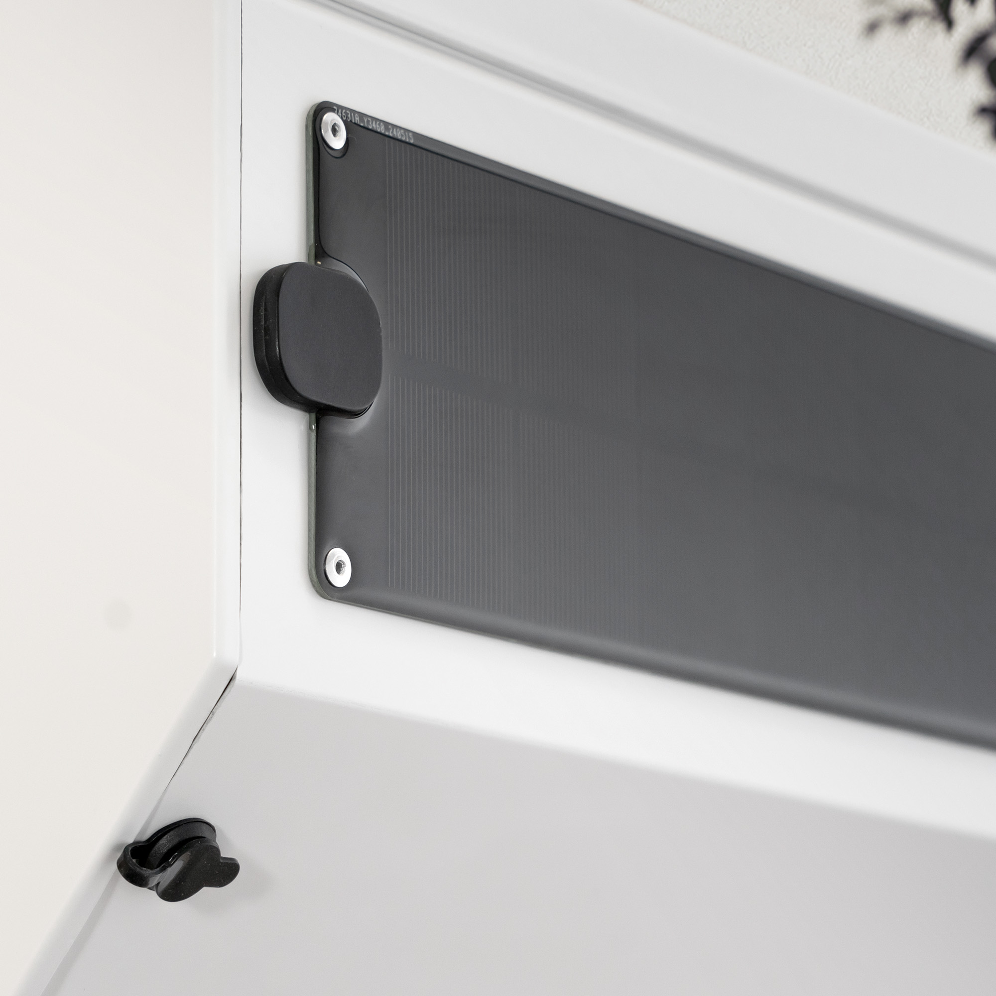 Solarbetriebener Vorbaurollladen mit glatter Oberfläche und Befestigungselementen