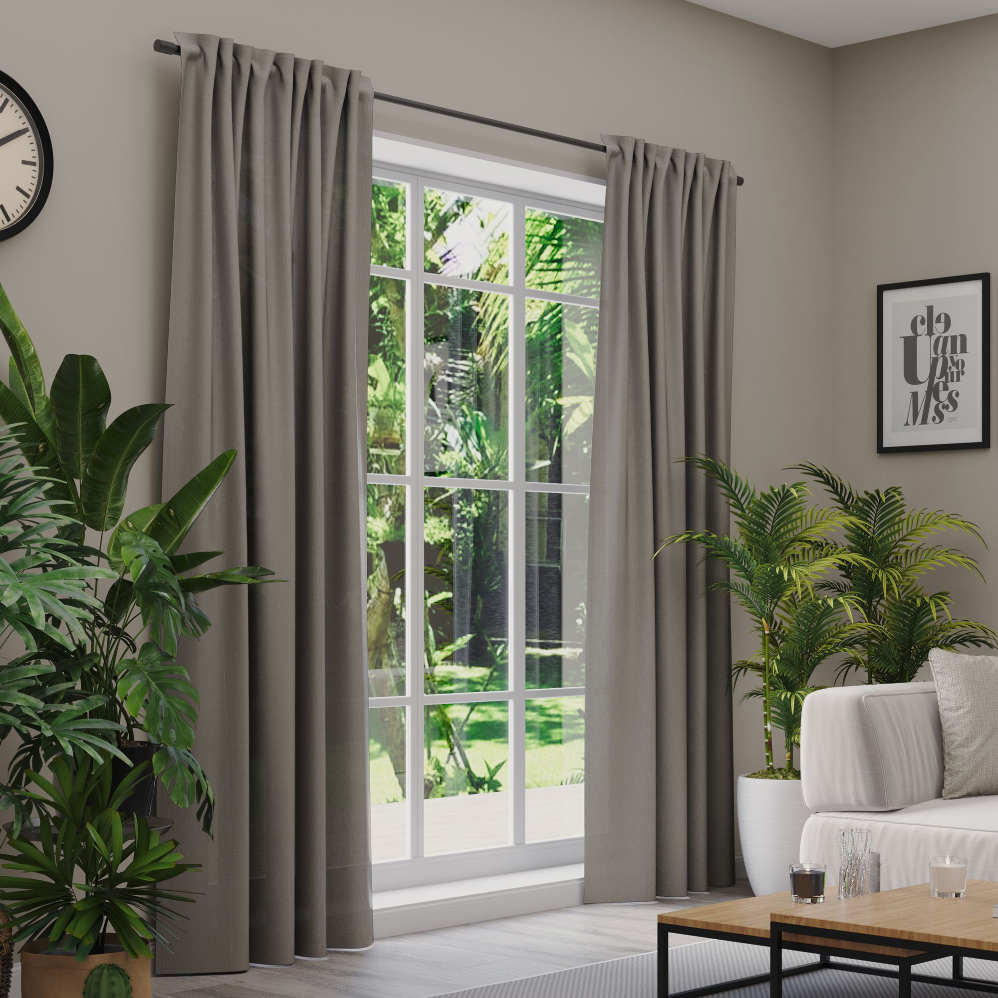 Gardinen an einem Fenster in einem Wohnzimmer mit Pflanzen und Möbeln