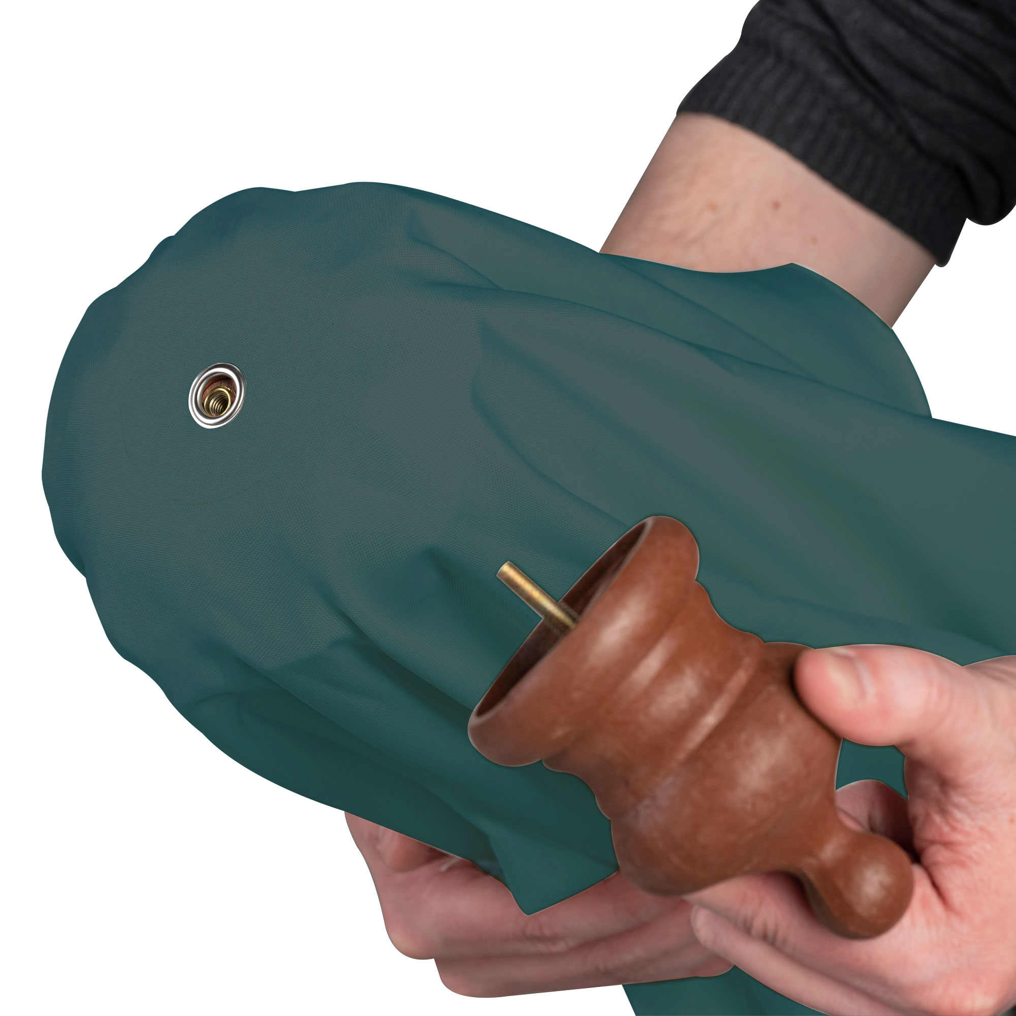 slider_image_e829e1ed818e4811833098812ff69cdd Person hält Sonnenschirmbespannung und Holzteil für knickbaren Sonnenschirm