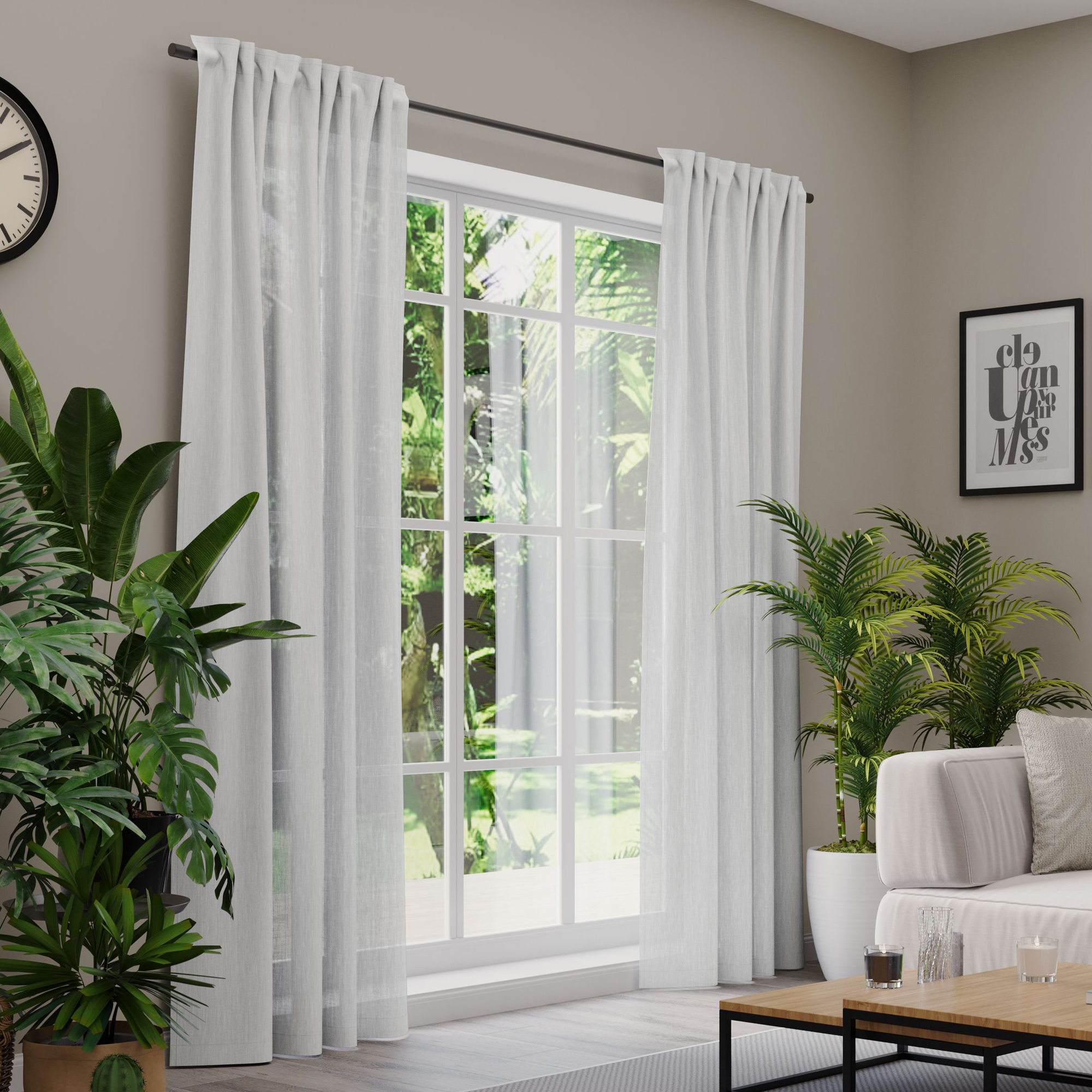 Gardinen an einem Fenster in einem Wohnzimmer mit Pflanzen und Möbeln