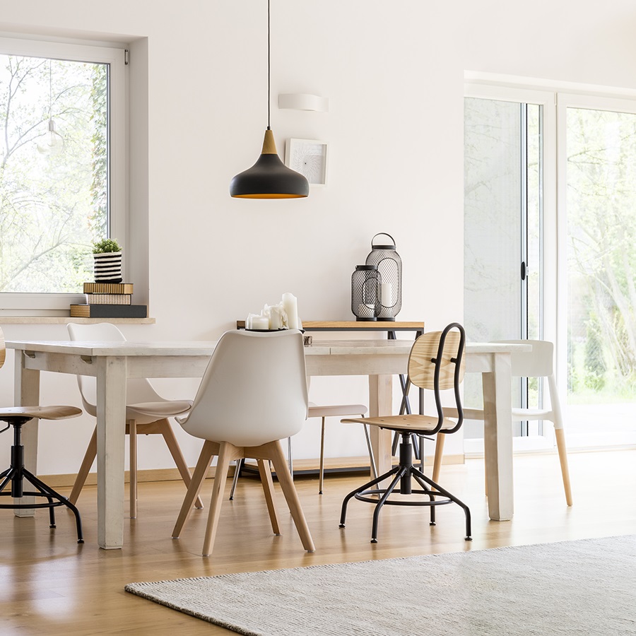 slider_image_019325f7458a7a709db61d832693c604 Essbereich mit Tisch, Stühlen und Fliegengittertür im Hintergrund