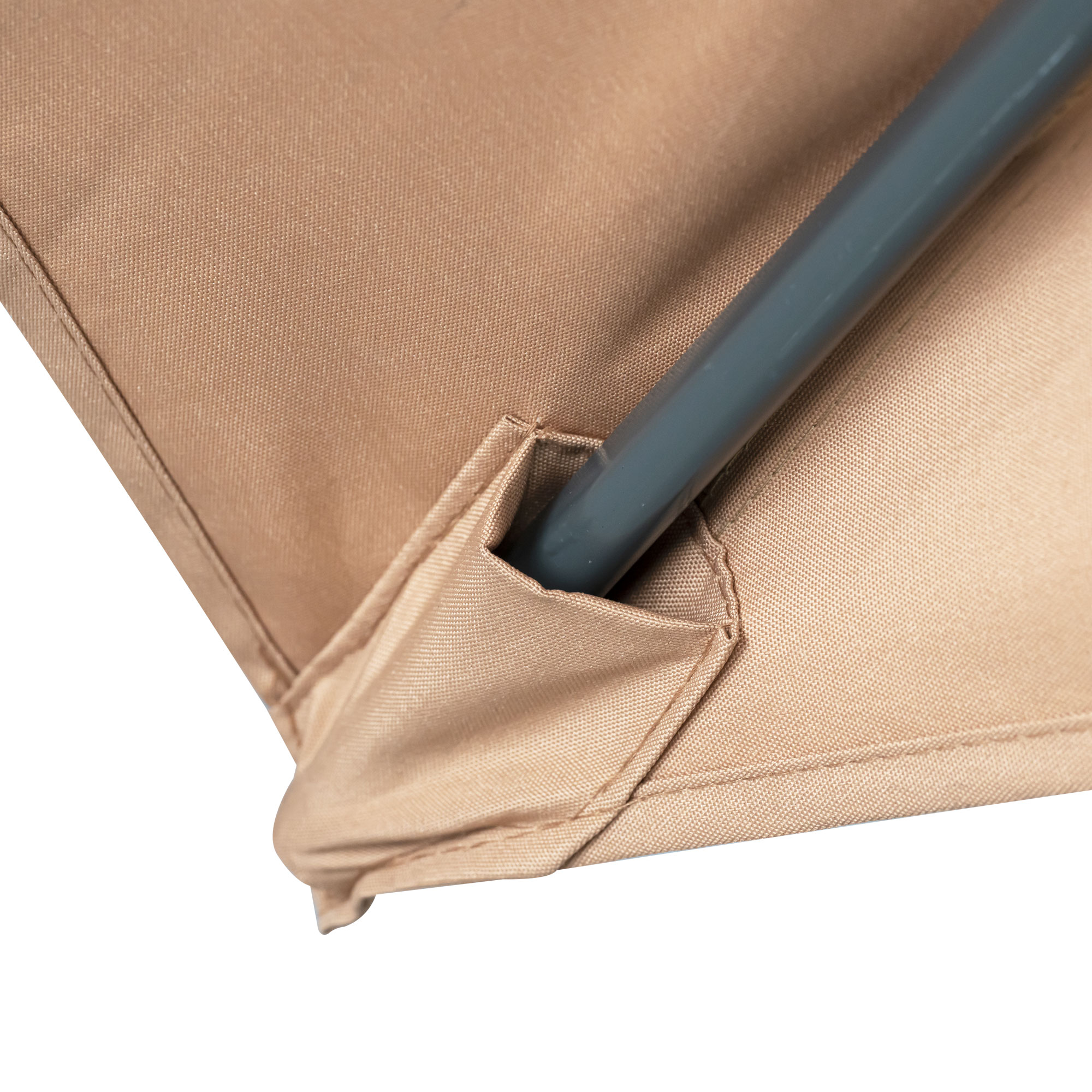 Nahaufnahme eines knickbaren Sonnenschirms mit Stoffbespannung und Stange