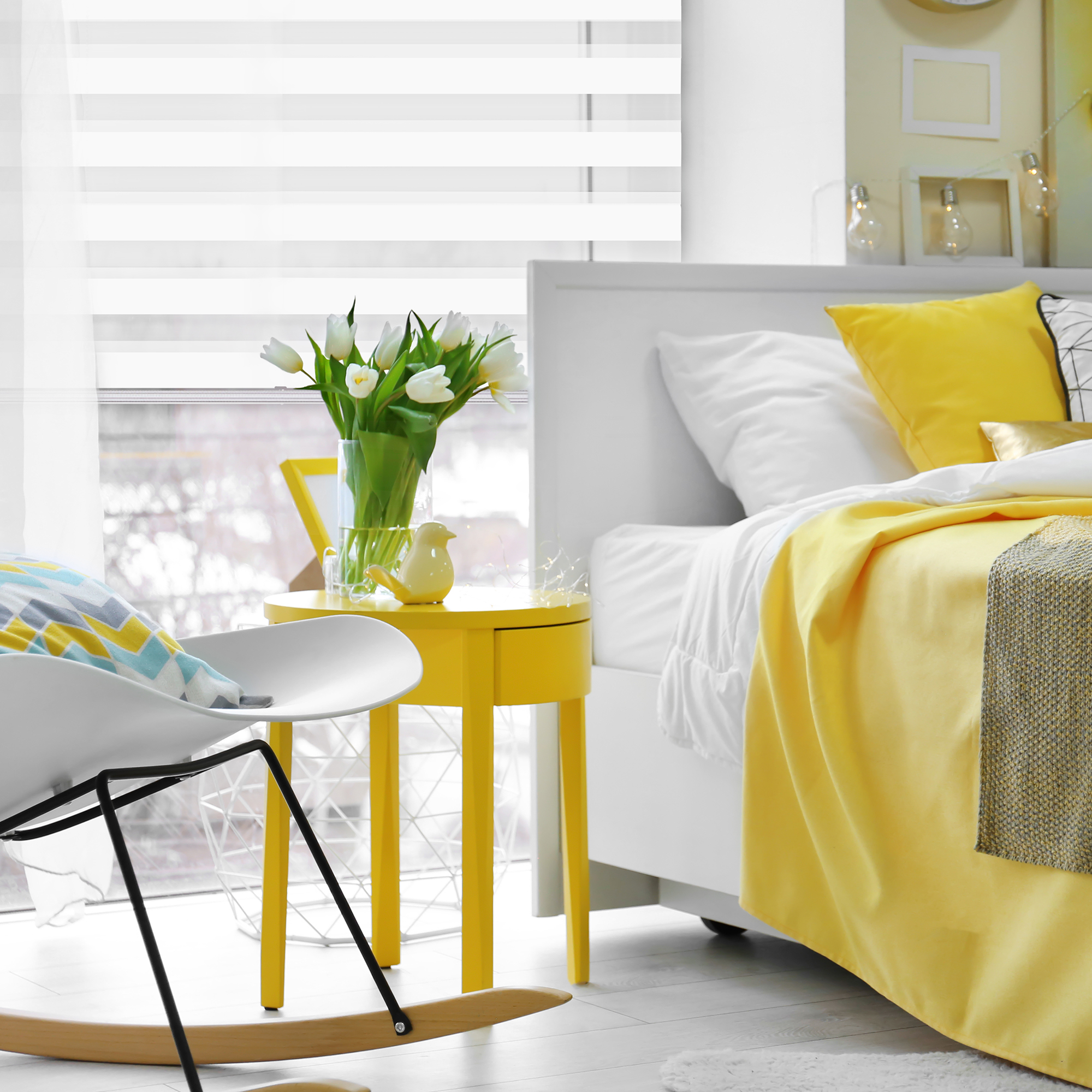 slider_image_c0ee0141c210455fa7b552d0942c4f13 Klemmfix Doppelrollo an Fenster in modernem Schlafzimmer mit Bett und Dekorationen