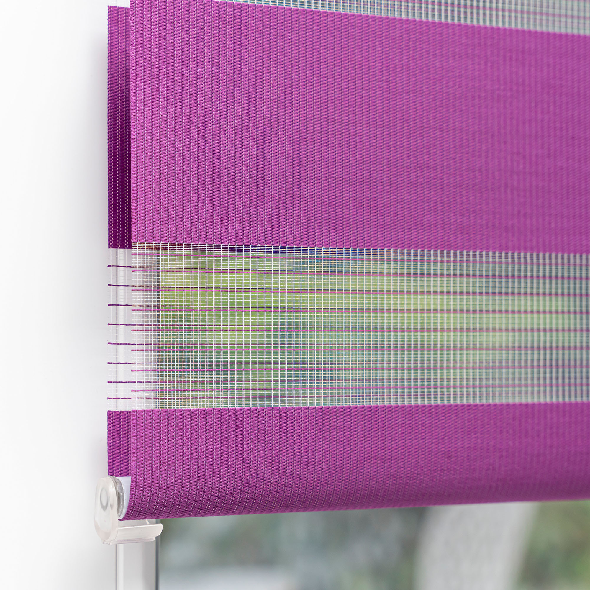 Klemmfix Doppelrollo an einem Fenster montiert, zeigt abwechselnde Streifen für Lichtregulierung