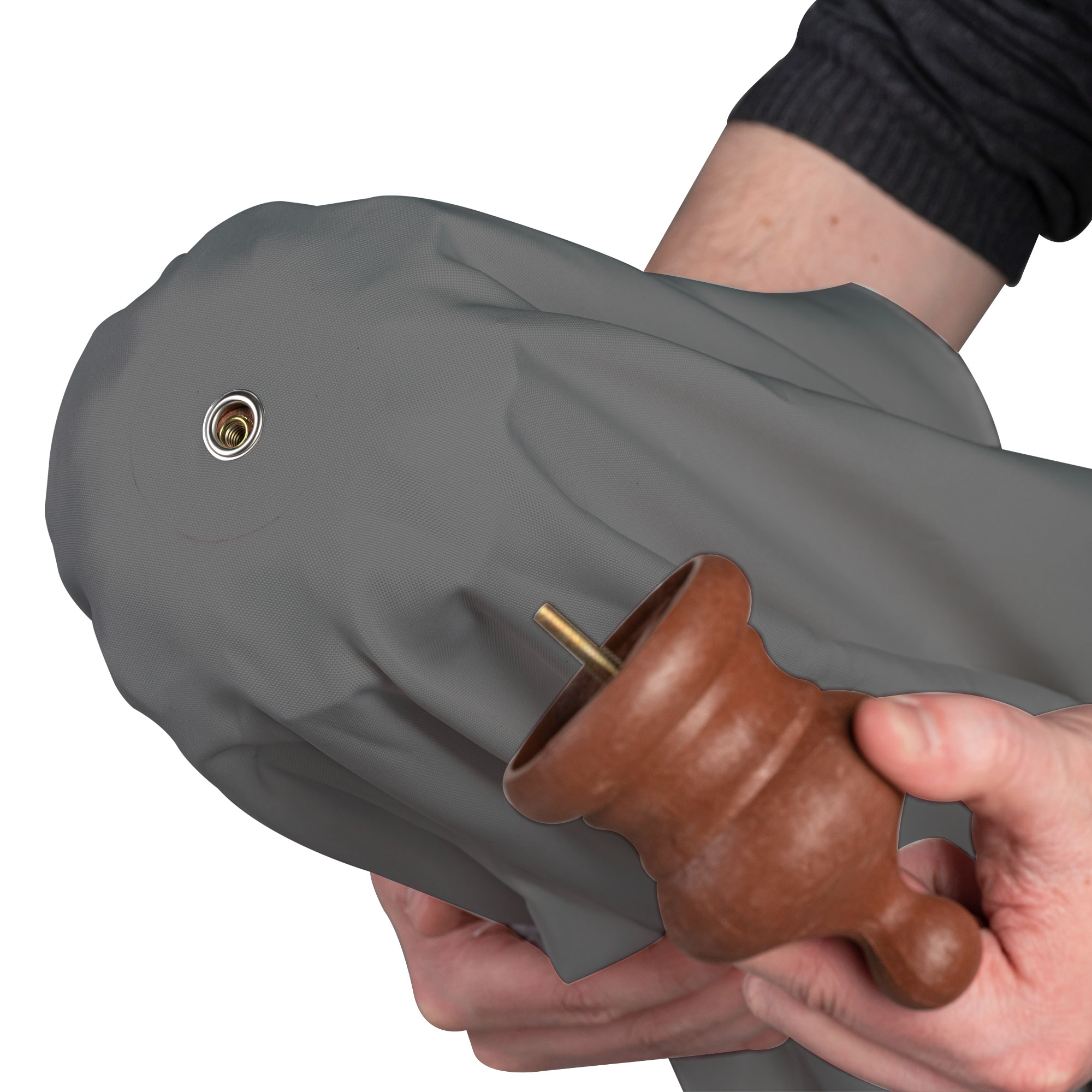 Person hält Sonnenschirmbespannung und Holzteil für knickbaren Sonnenschirm