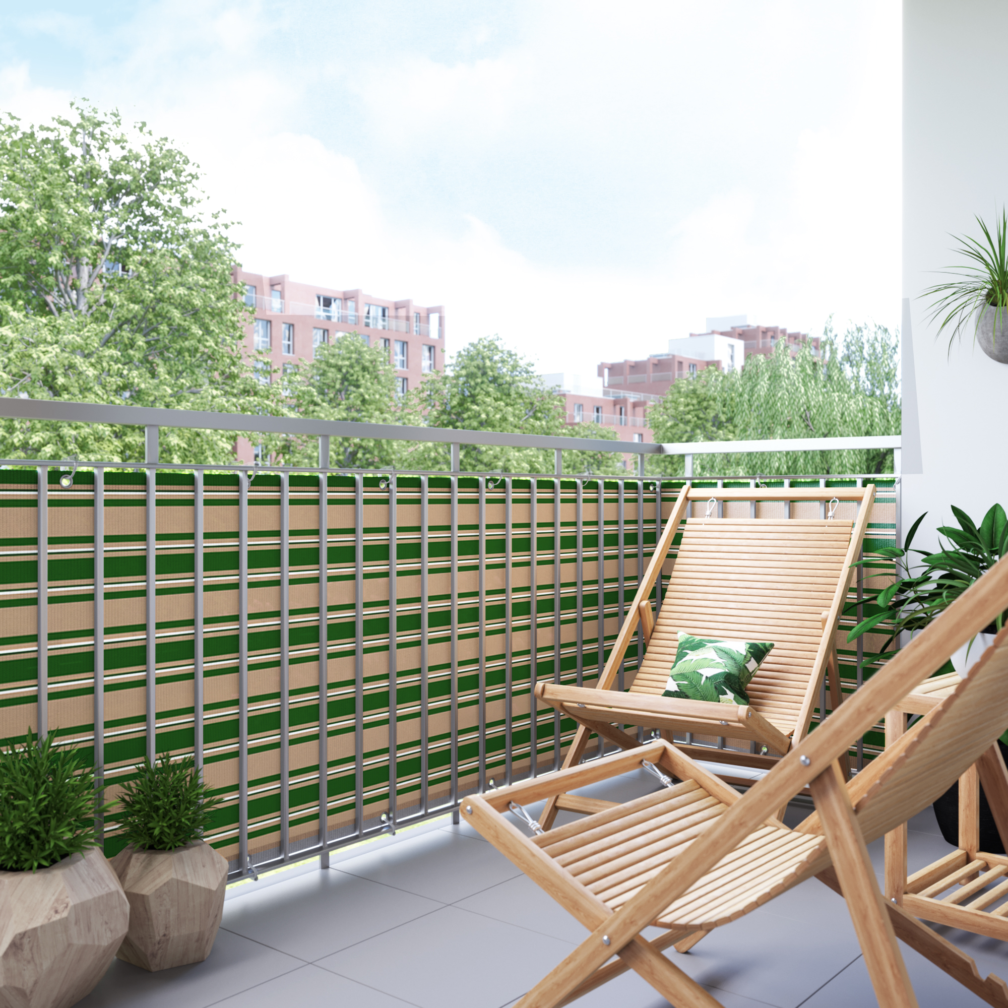 Balkon mit Bespannung aus atmungsaktivem Material, umgeben von Pflanzen und Stühlen