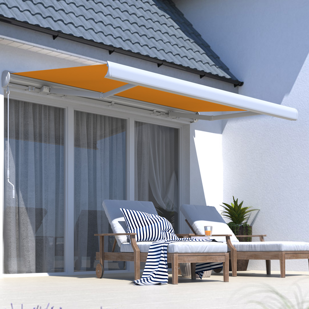 Wandhalterung für Kassettenmarkise an Hauswand über Terrasse mit Möbeln