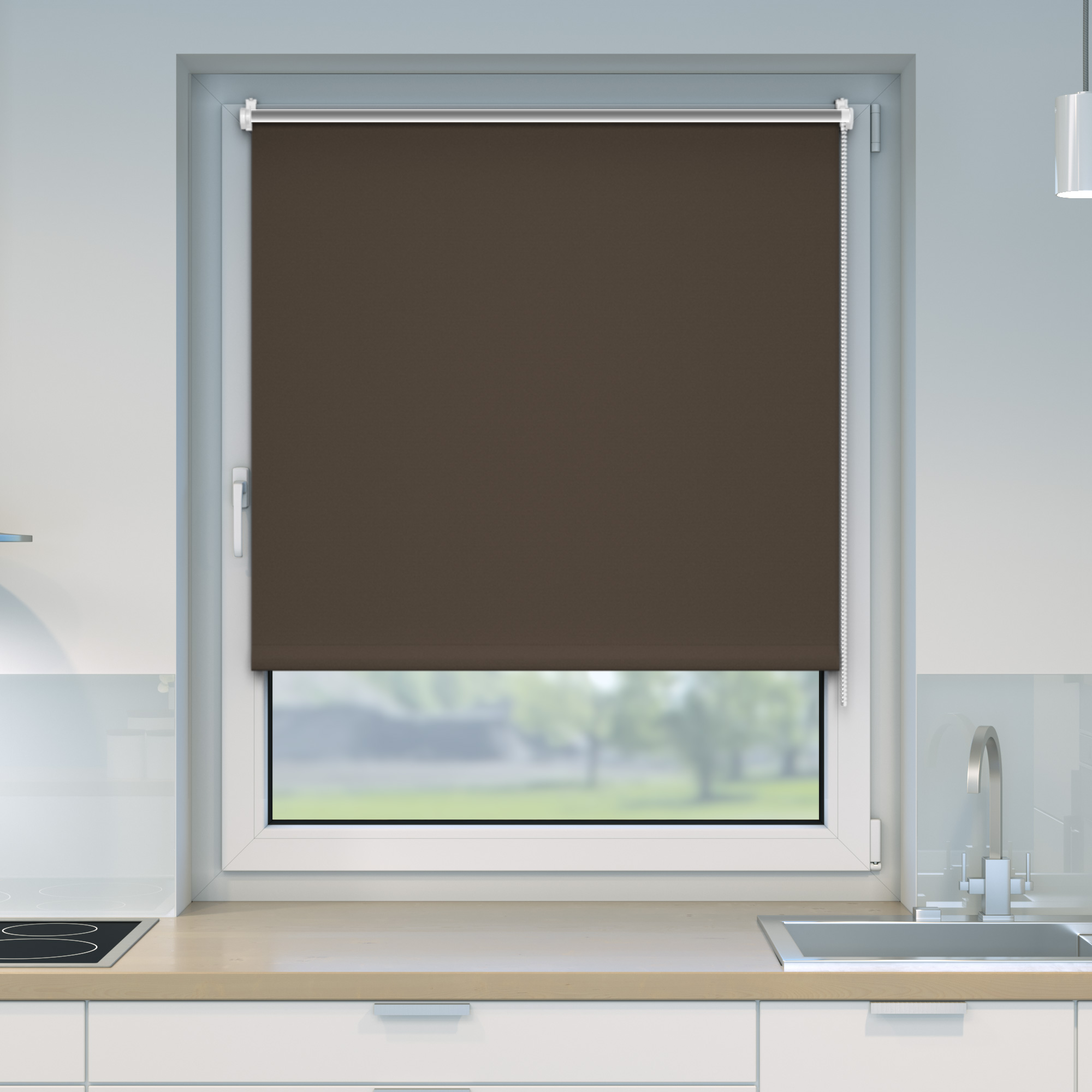 Verdunkelungsrollo an einem Fenster montiert, mit Kettenzug zur Lichtregulierung und Isolierung