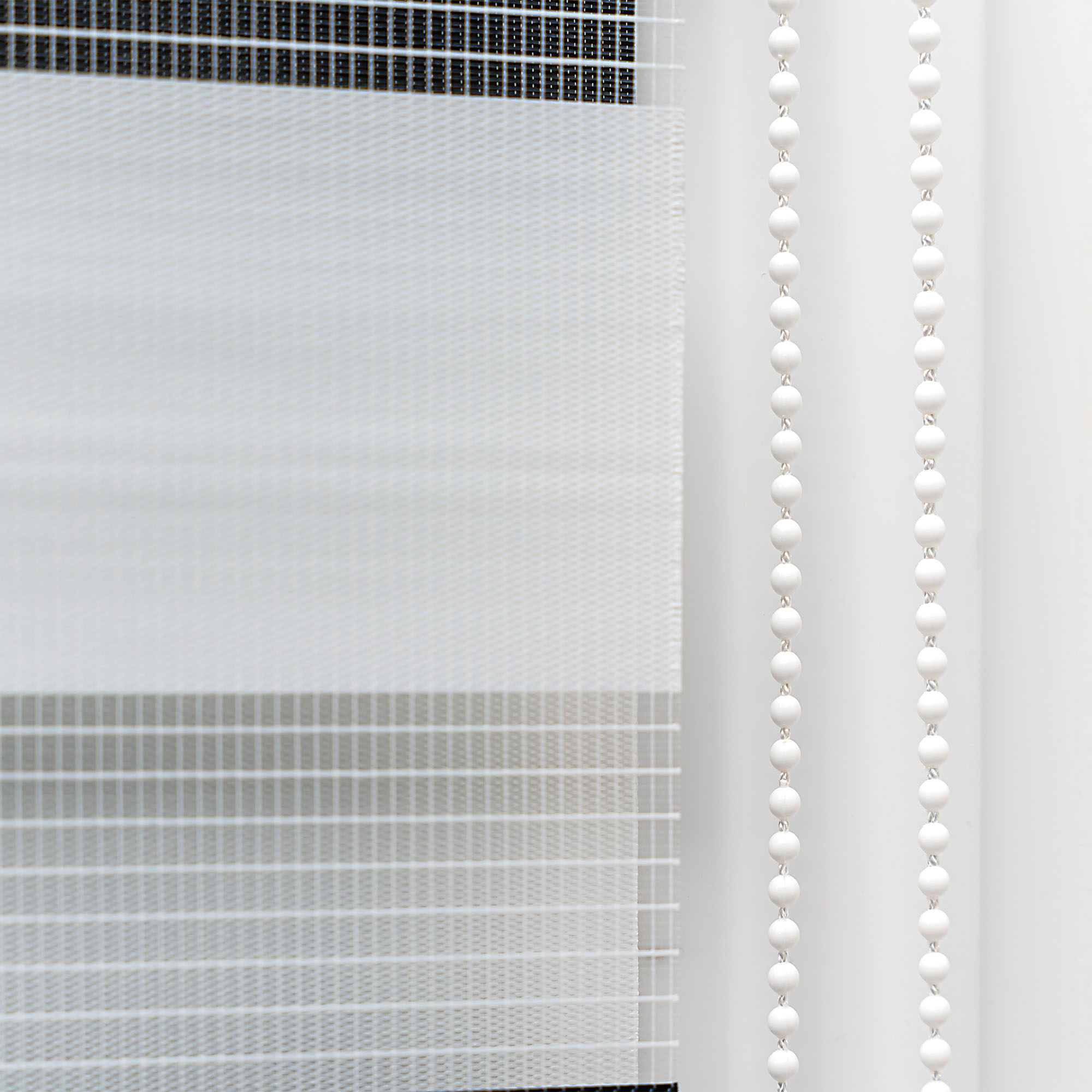 slider_image_daa7fc18263a4b12a608c40300de8109 Vertikale Jalousie mit Kettenzug, halbtransparentes Material, Detailansicht