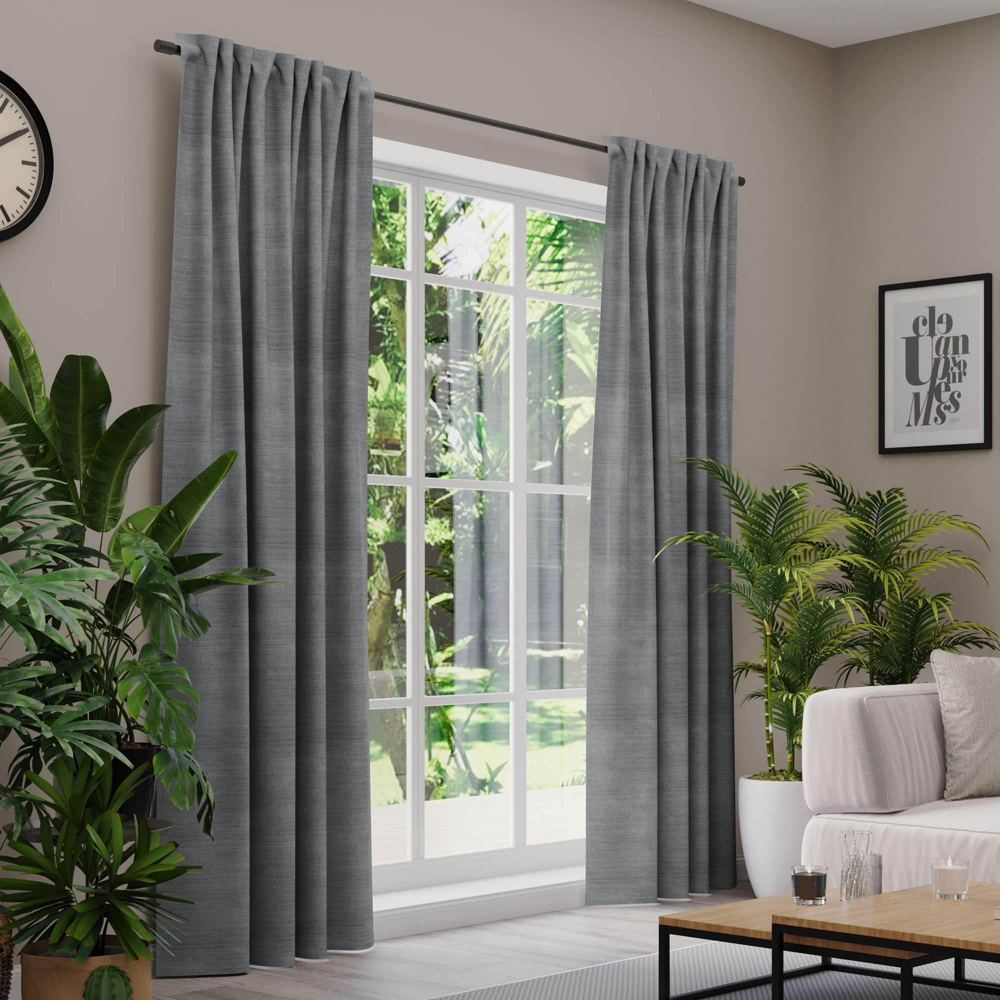 Gardinen an einem Fenster in einem Wohnzimmer mit Pflanzen und Möbeln