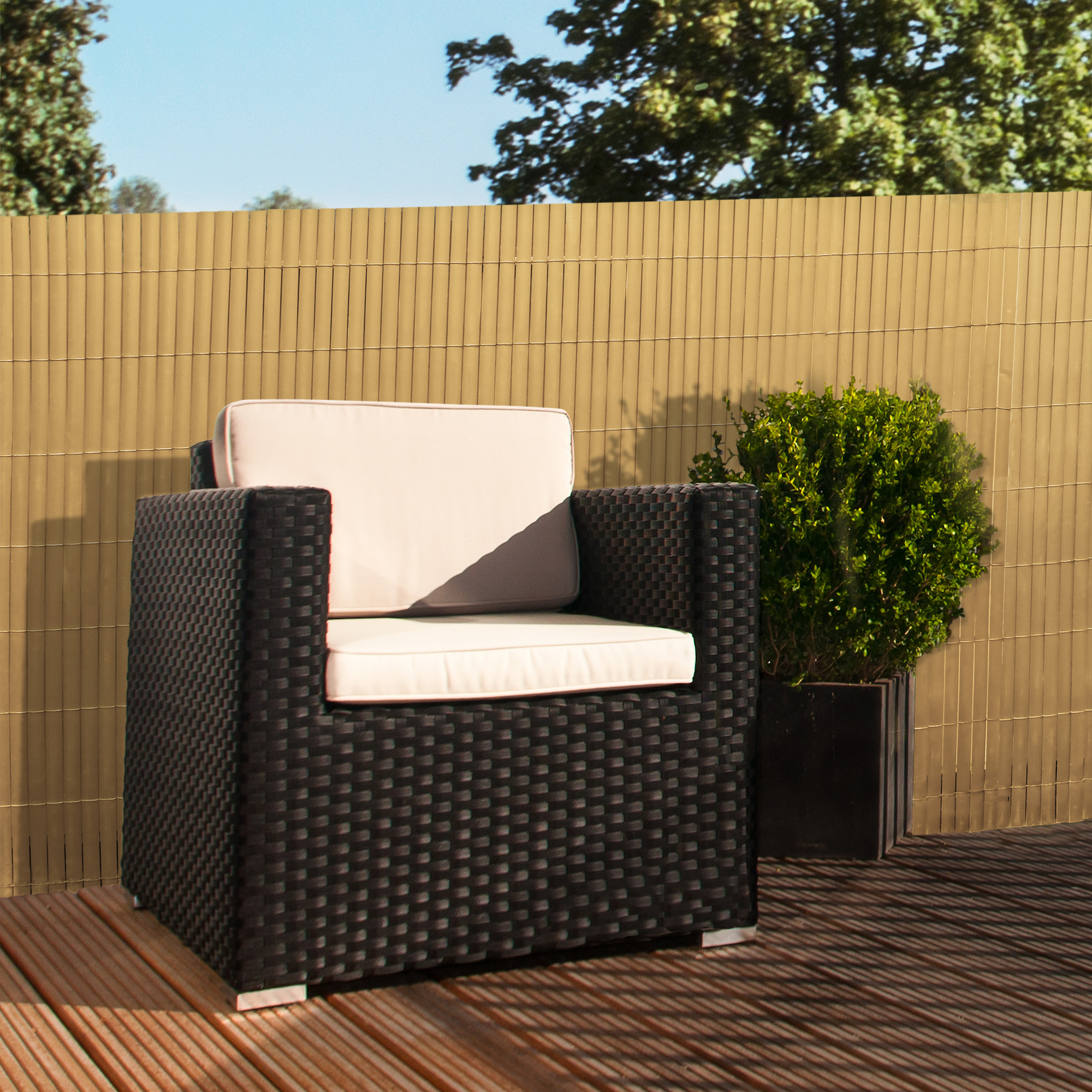 slider_image_4f50cb00d4f94049bb4ff8f2d6b1037b Sichtschutzmatte aus PVC auf Terrasse mit Sessel und Pflanze im Hintergrund