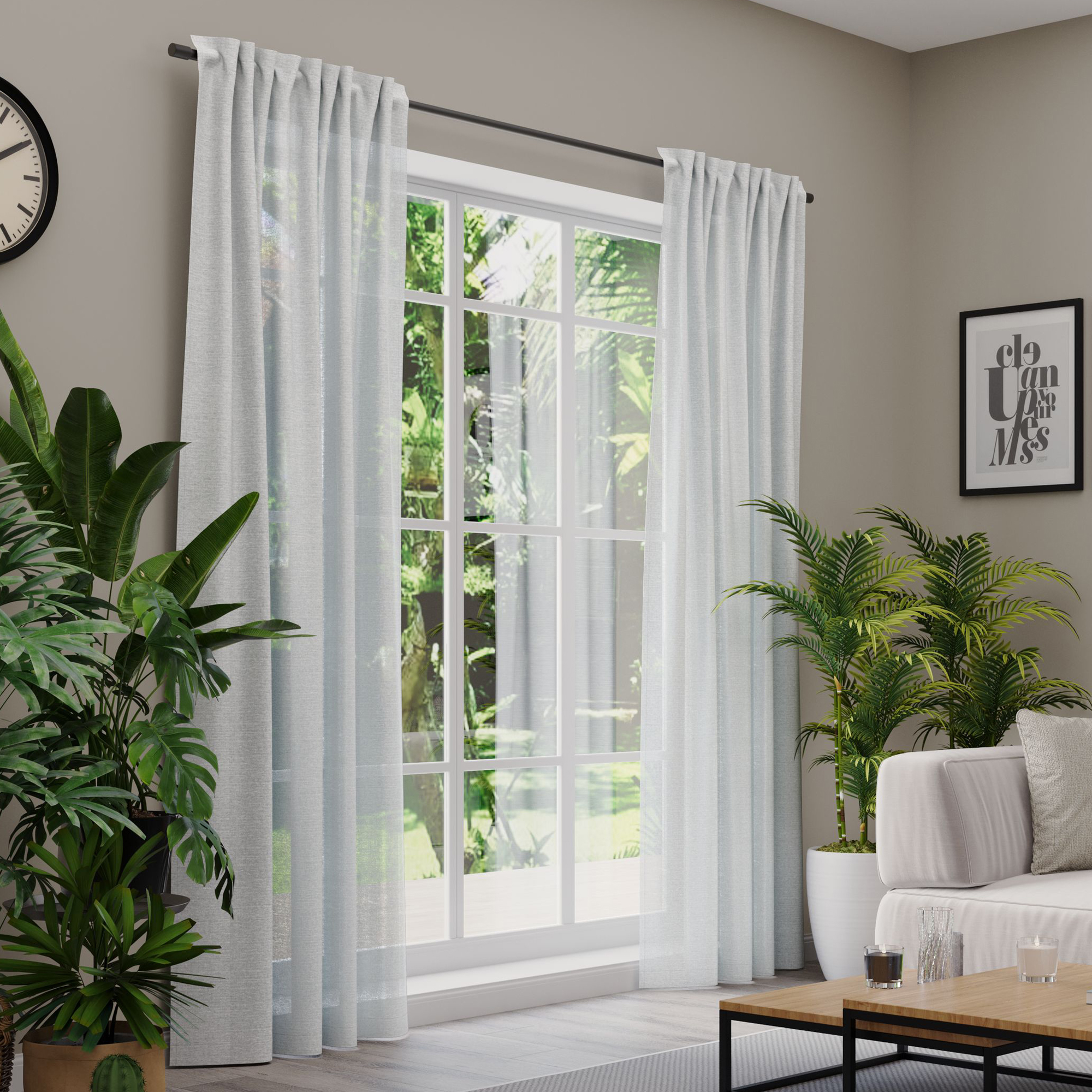 Gardinen an einem Fenster in einem Wohnzimmer mit Pflanzen und Möbeln