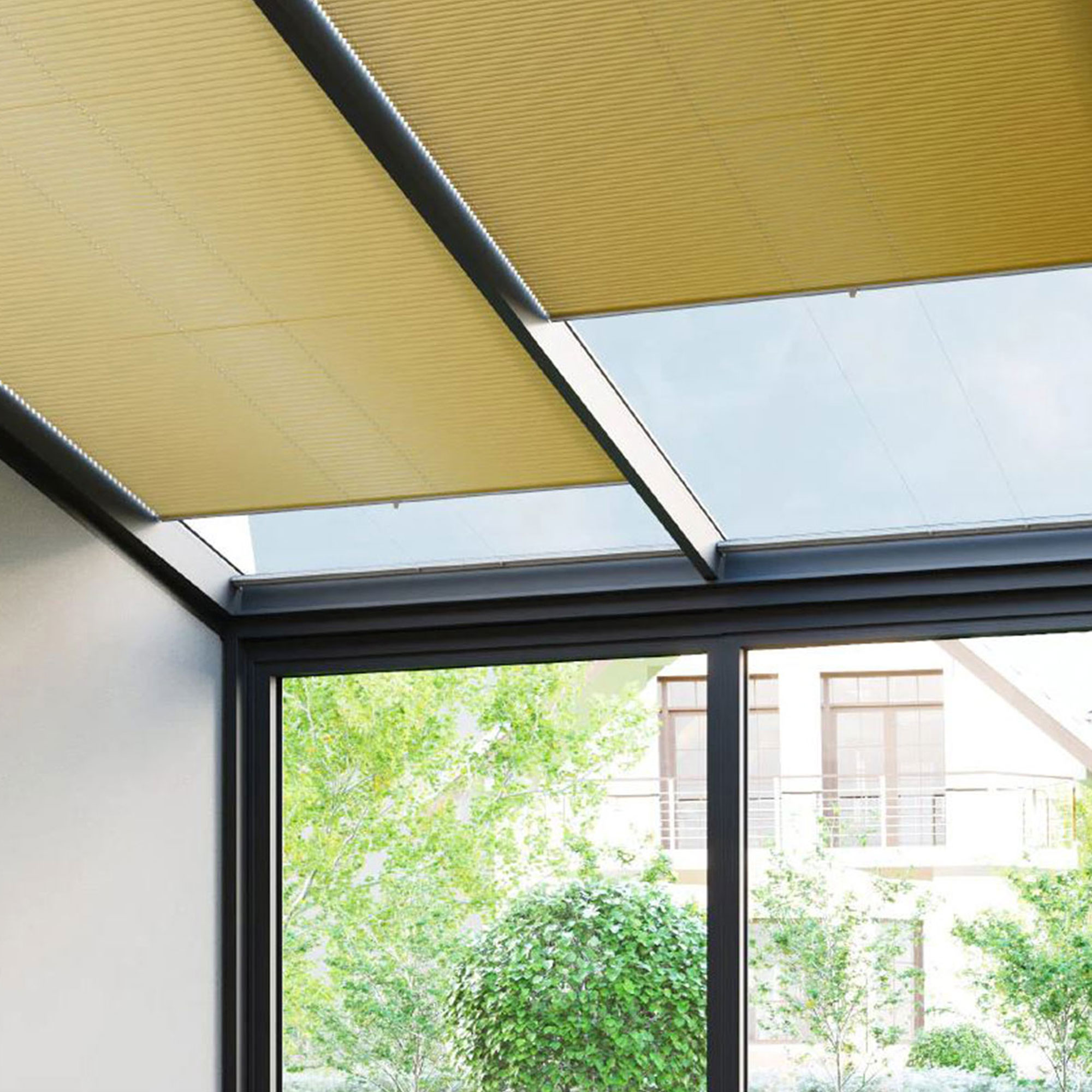 Glasdach mit integriertem Sonnenschutz in einem modernen Wohnraum