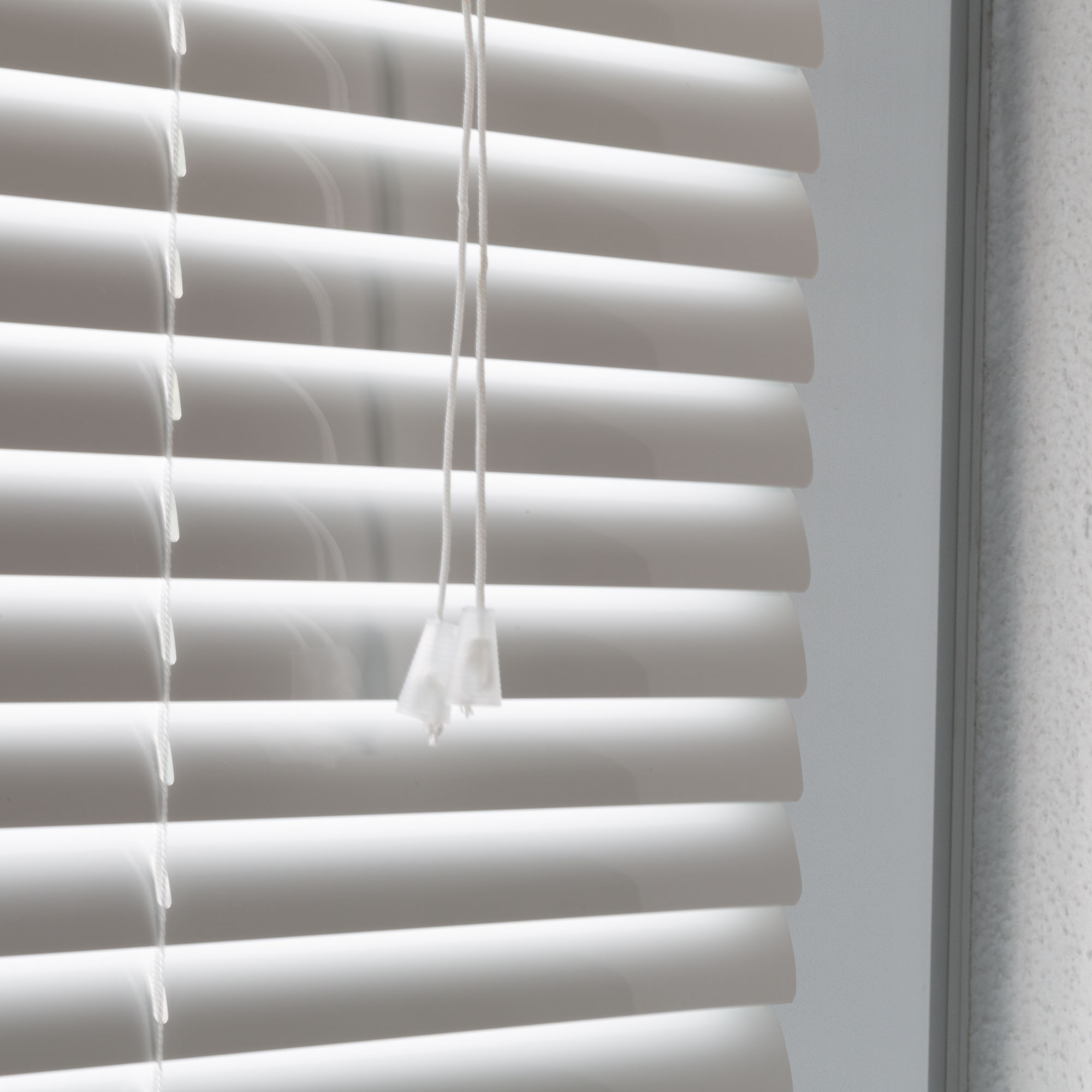 slider_image_9f856f7dfe544fd5bafeba86819e044a Aluminiumjalousie mit verstellbaren Lamellen und Zugkordel zur Lichtregulierung